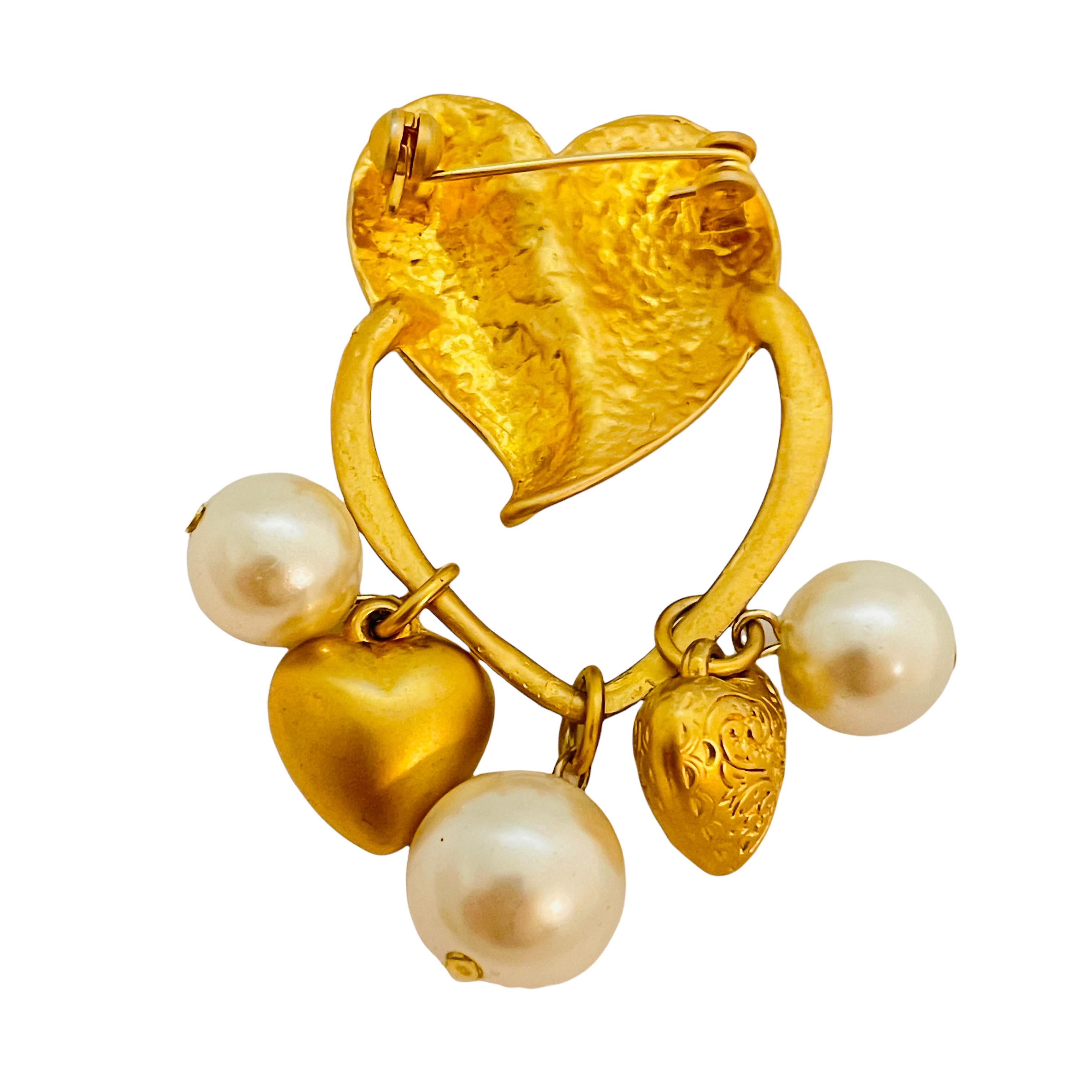 Broche de créateur de défilé vintage en forme de cœur en or mat avec perles et perles Bon état - En vente à Palos Hills, IL
