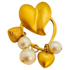 Broche de créateur de défilé vintage en forme de cœur en or mat avec perles et perles