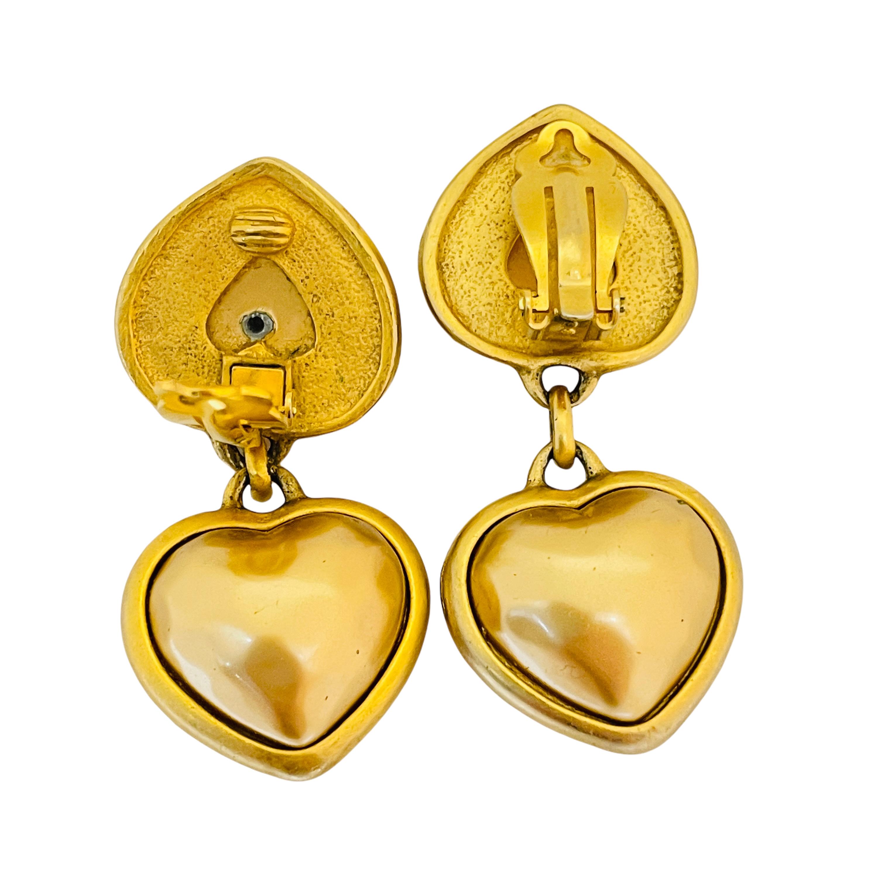 Vintage matte gold pearl dangle heart designer runway clip on earrings In Good Condition For Sale In Palos Hills, IL