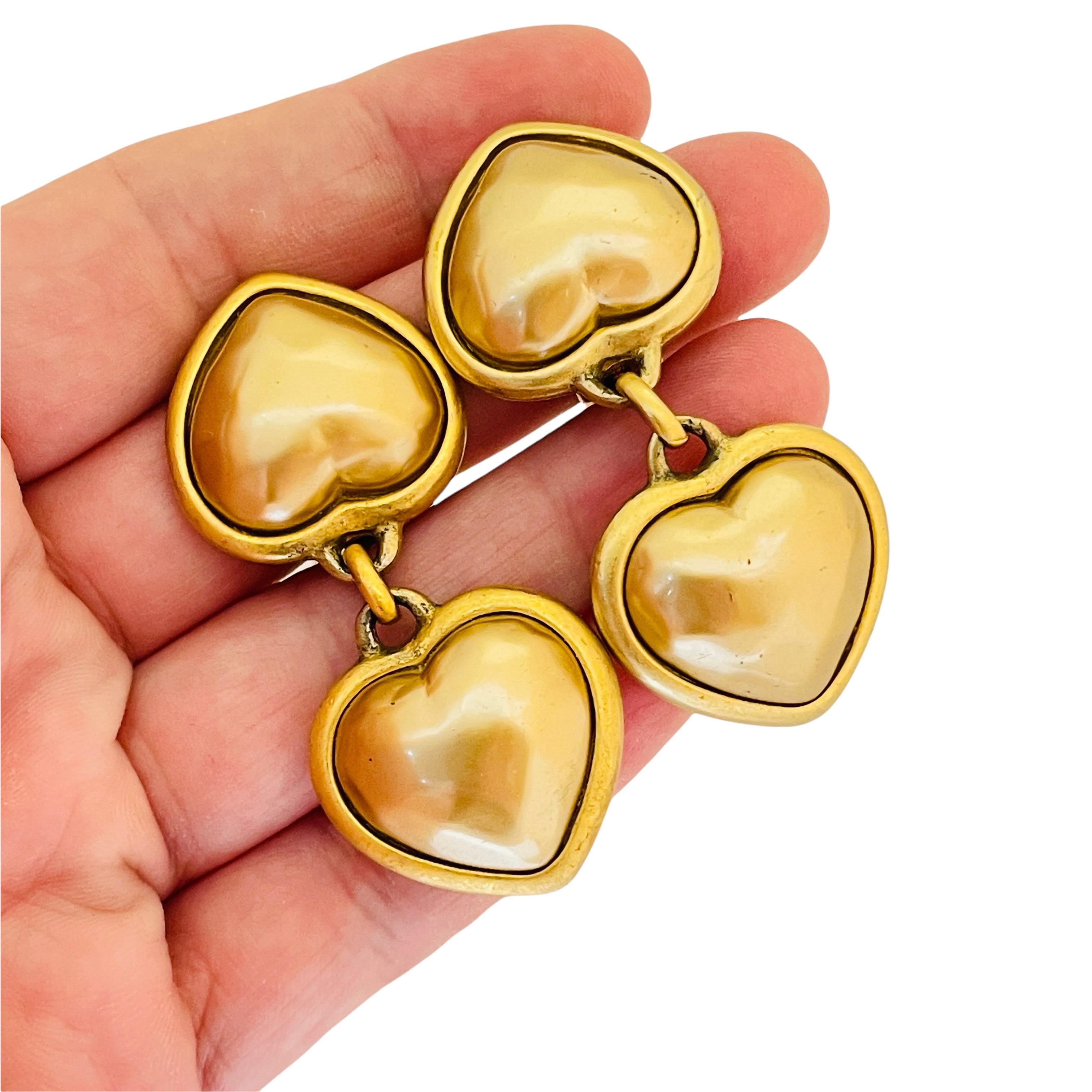 Women's Vintage matte gold pearl dangle heart designer runway clip on earrings For Sale