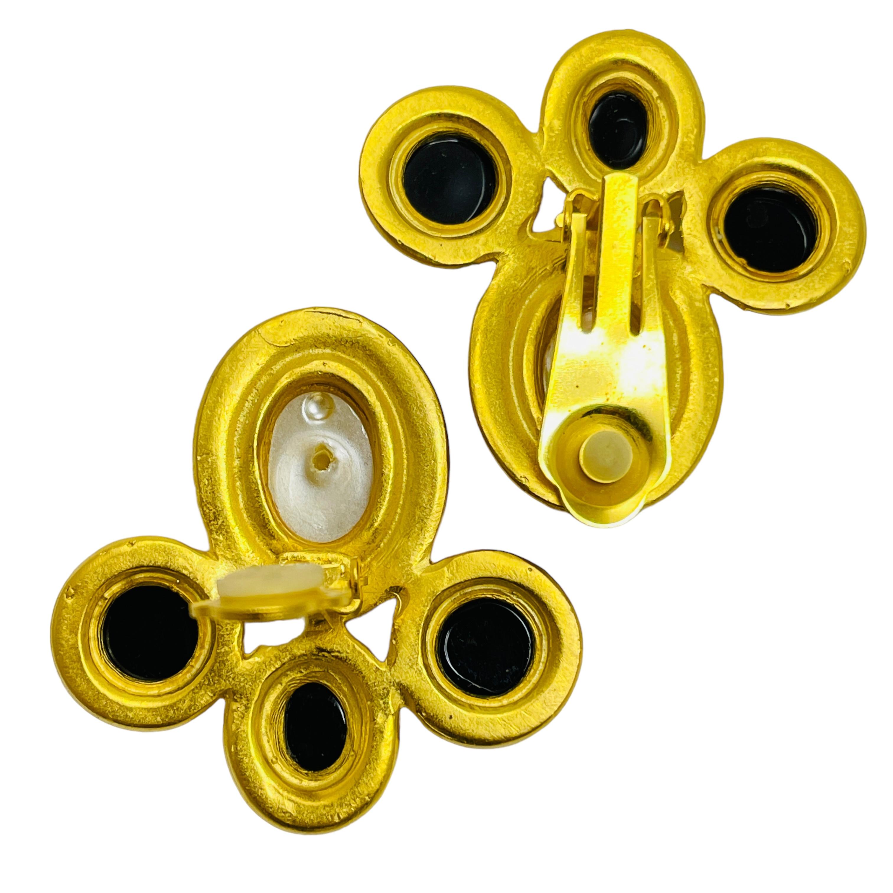 Vintage matte gold pearl etruscan huge designer runway clip on earrings In Good Condition For Sale In Palos Hills, IL