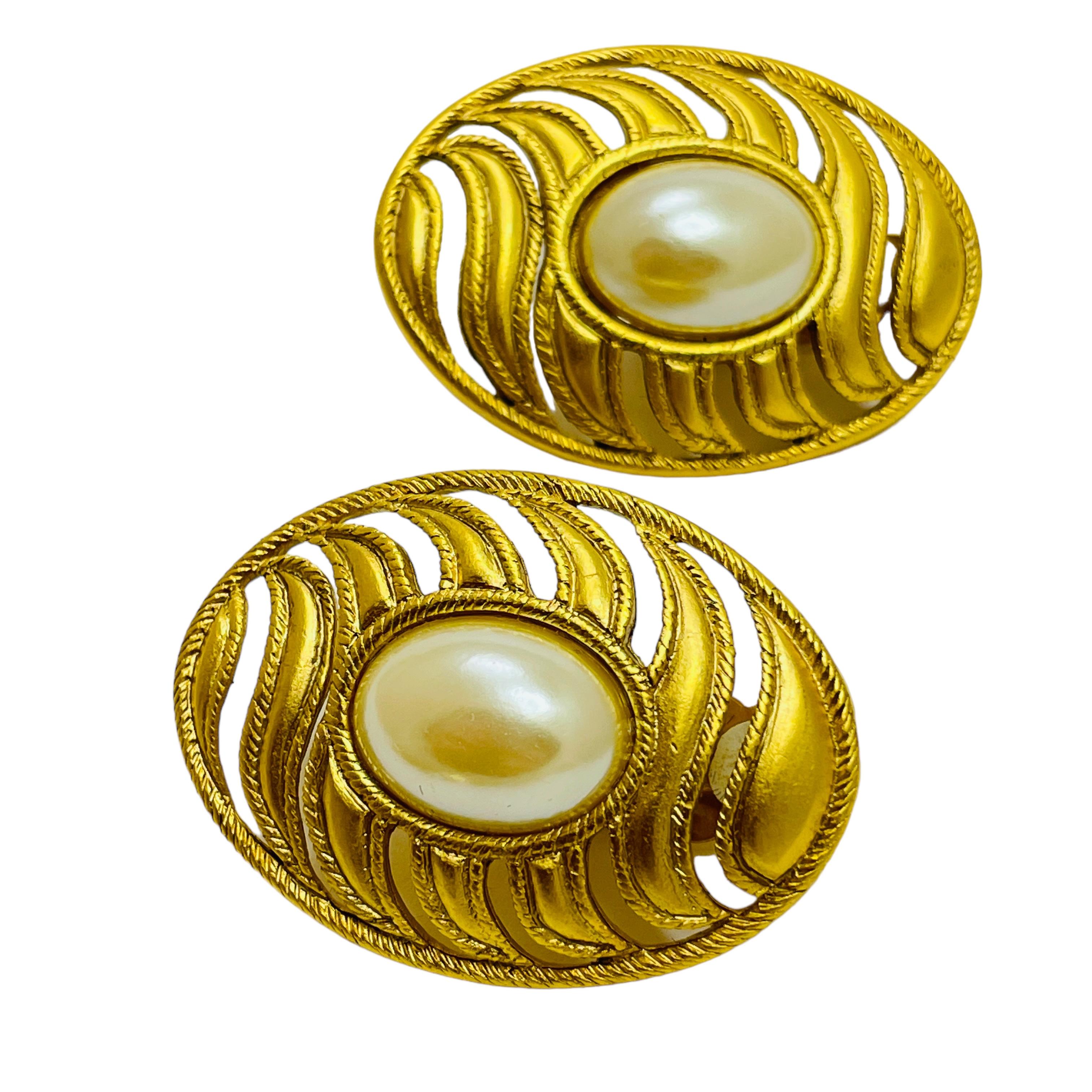 DETAILS

• unsigned 

• gold tone with faux pearls 

• vintage designer earrings

MEASUREMENTS  

• 

CONDITION

•  very good vintage condition with minimal signs of wear 

 Sku 43

❤️❤️  VINTAGE DESIGNER JEWELRY ❤️❤️

❤️❤️  ALEXANDER’S BOUTIQUE 
