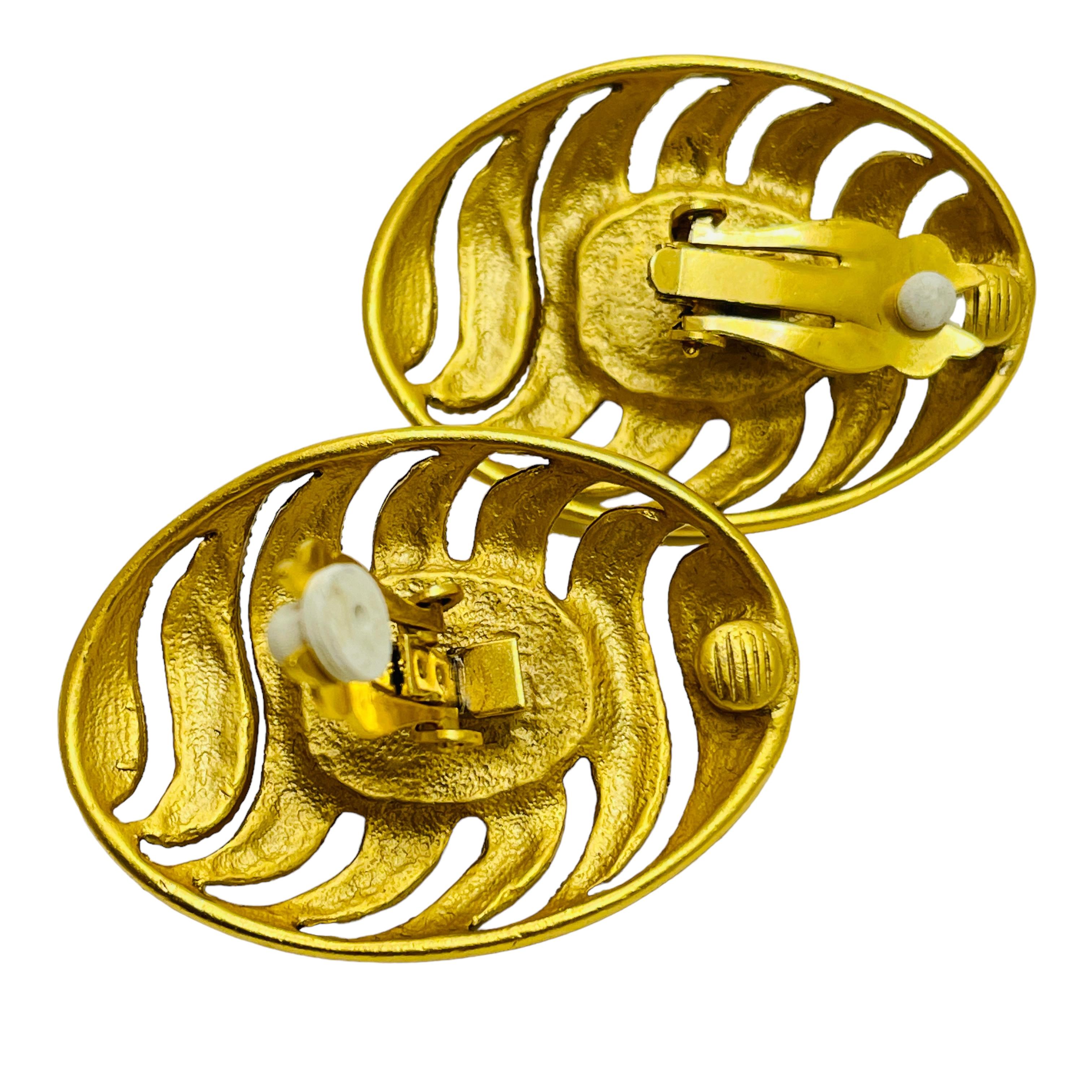 Vintage matte gold pearl huge designer runway clip on earrings In Good Condition For Sale In Palos Hills, IL