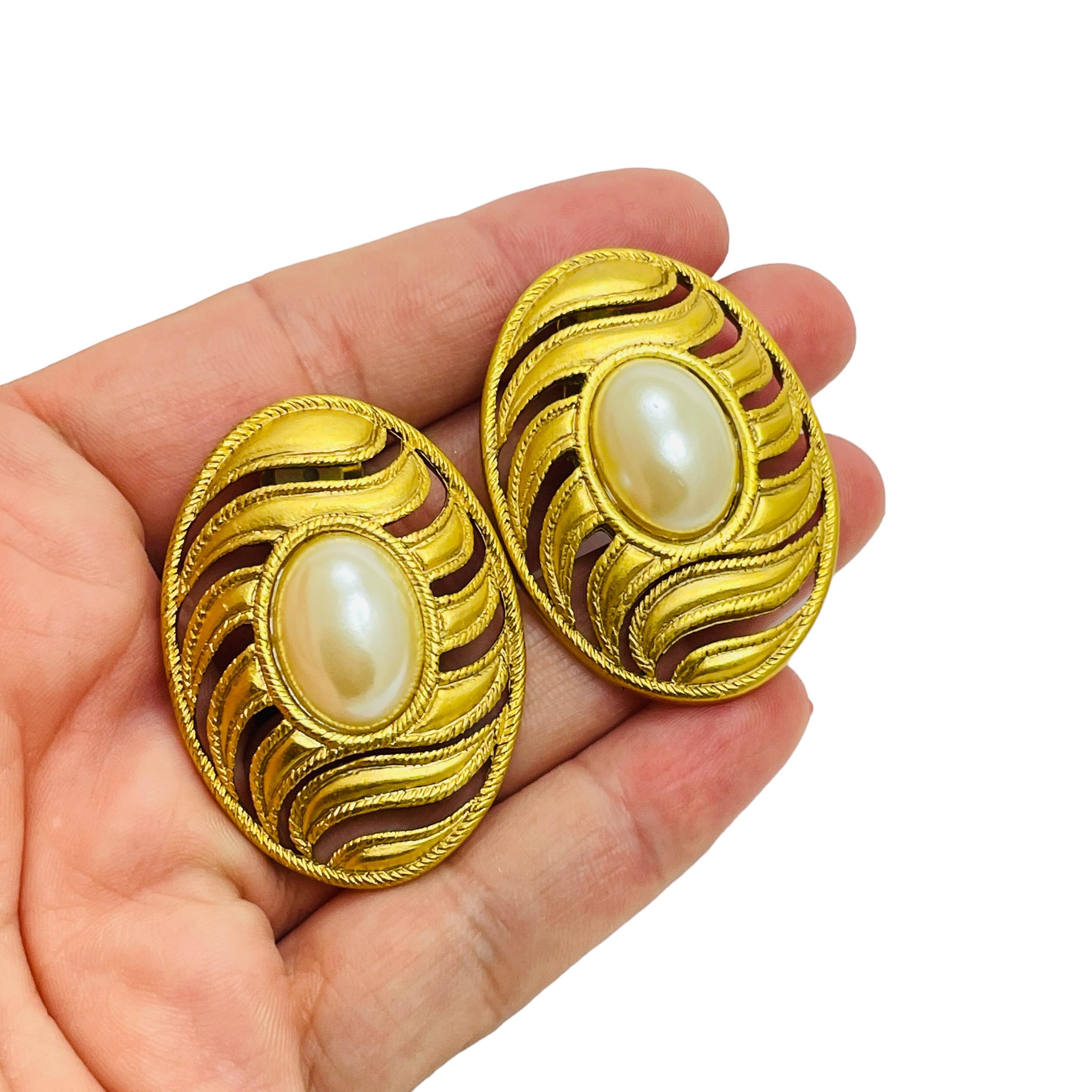 Women's Vintage matte gold pearl huge designer runway clip on earrings For Sale