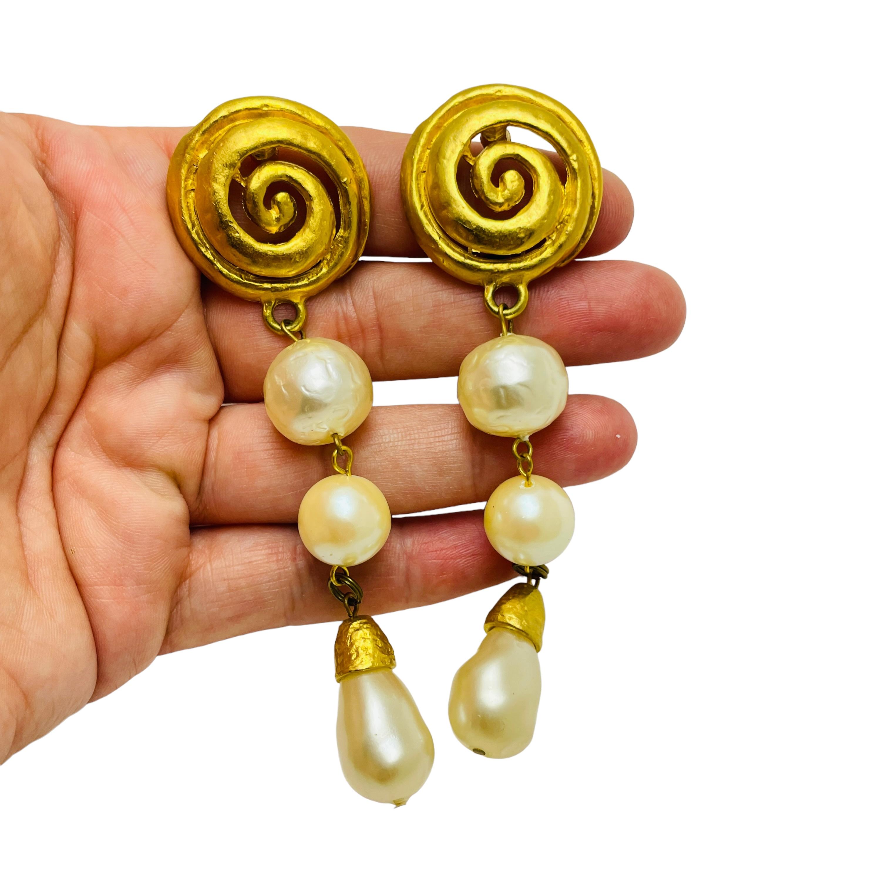 DETAILS

• unsigned

• gold tone with faux pearls

• vintage designer runway earrings

MEASUREMENTS

• 

CONDITION

• excellent vintage condition with minimal signs of wear

❤️❤️ VINTAGE DESIGNER JEWELRY ❤️❤️
❤️❤️ ALEXANDER'S BOUTIQUE ❤️❤️