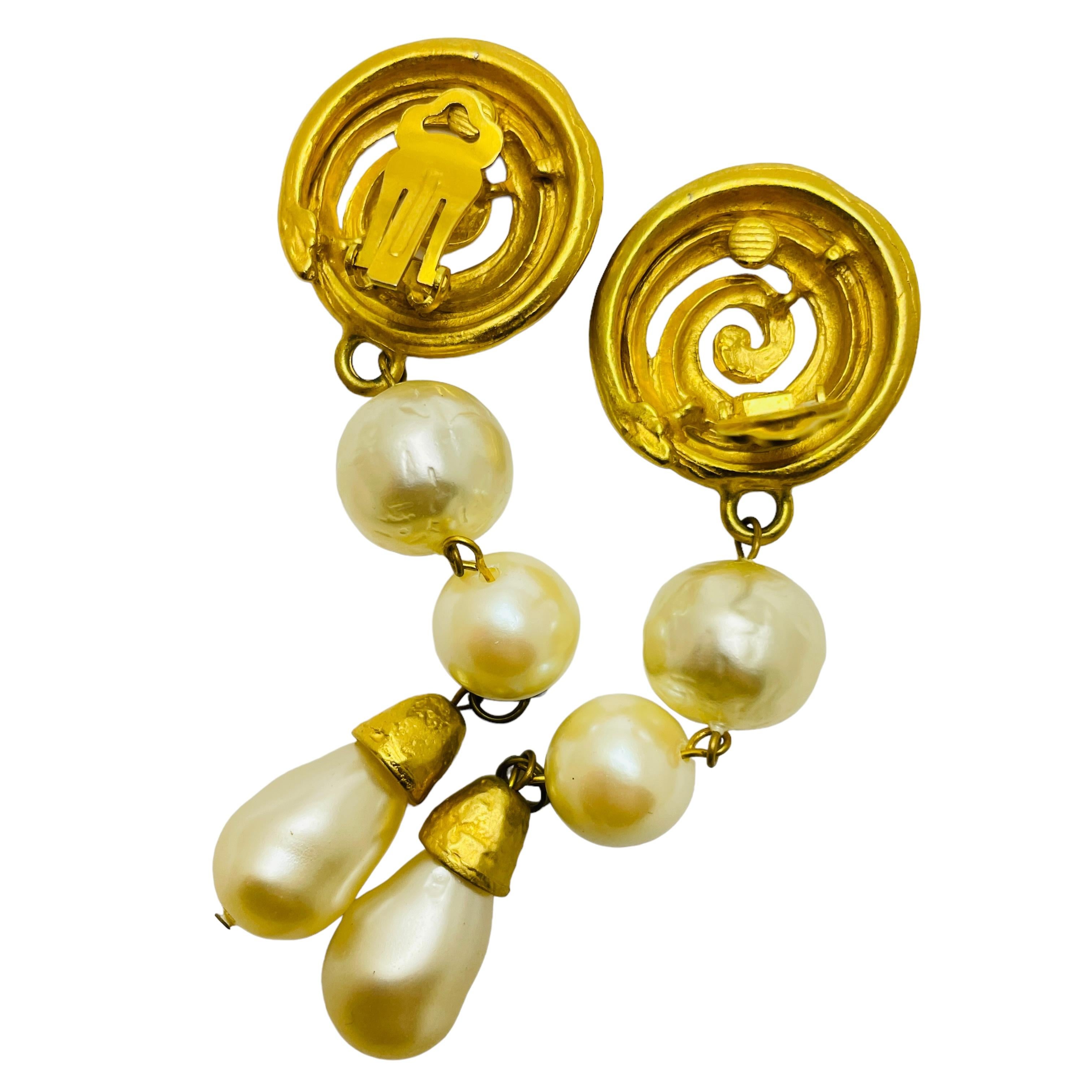 Vintage matte gold pearl long designer runway clip on earrings In Good Condition For Sale In Palos Hills, IL