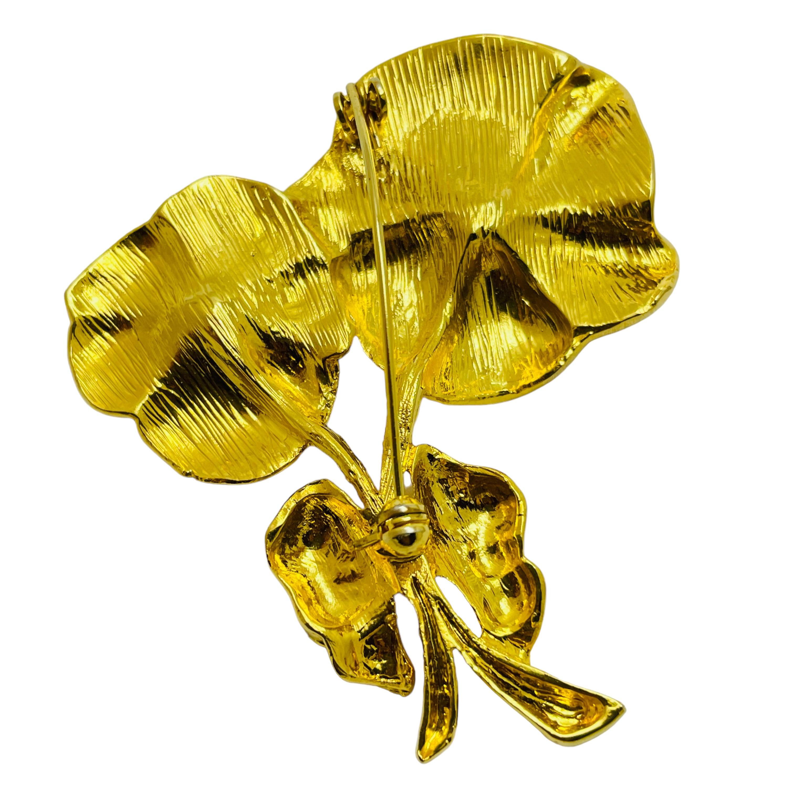 Vintage matte gold rhinestone flower designer brooch In Good Condition For Sale In Palos Hills, IL