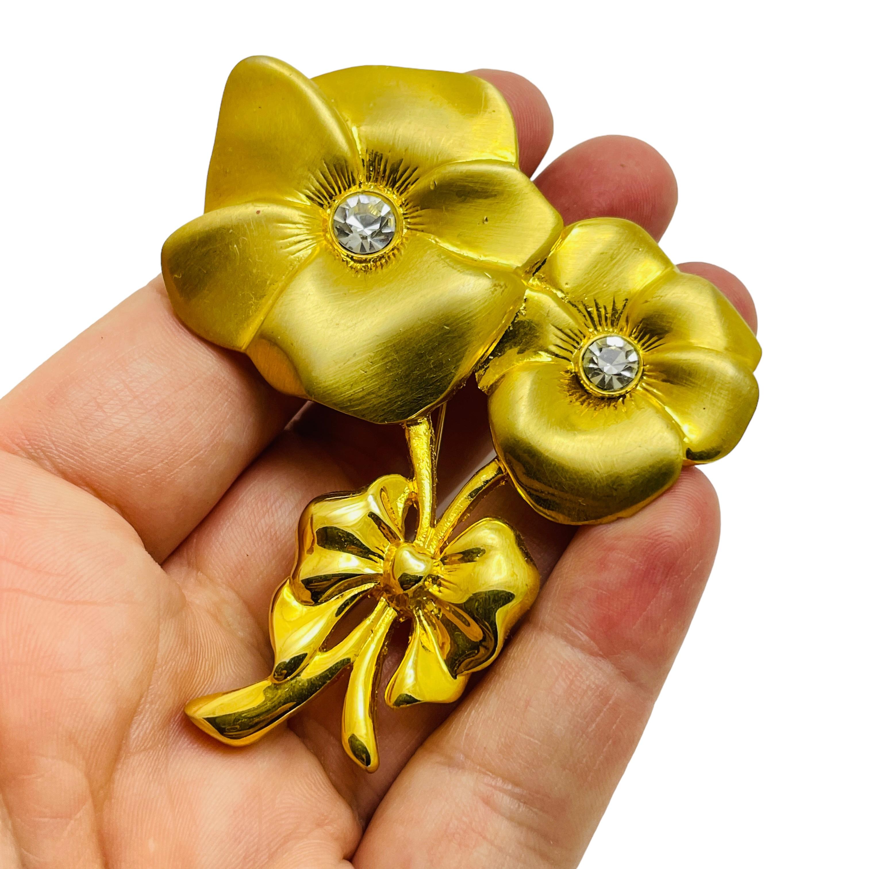 Women's Vintage matte gold rhinestone flower designer brooch For Sale