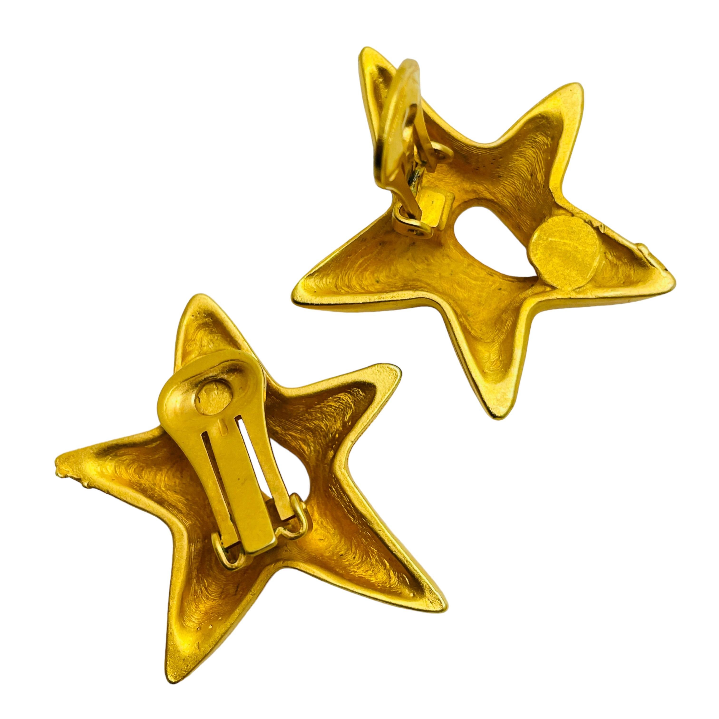 Vintage matte gold star designer clip on earrings In Good Condition For Sale In Palos Hills, IL