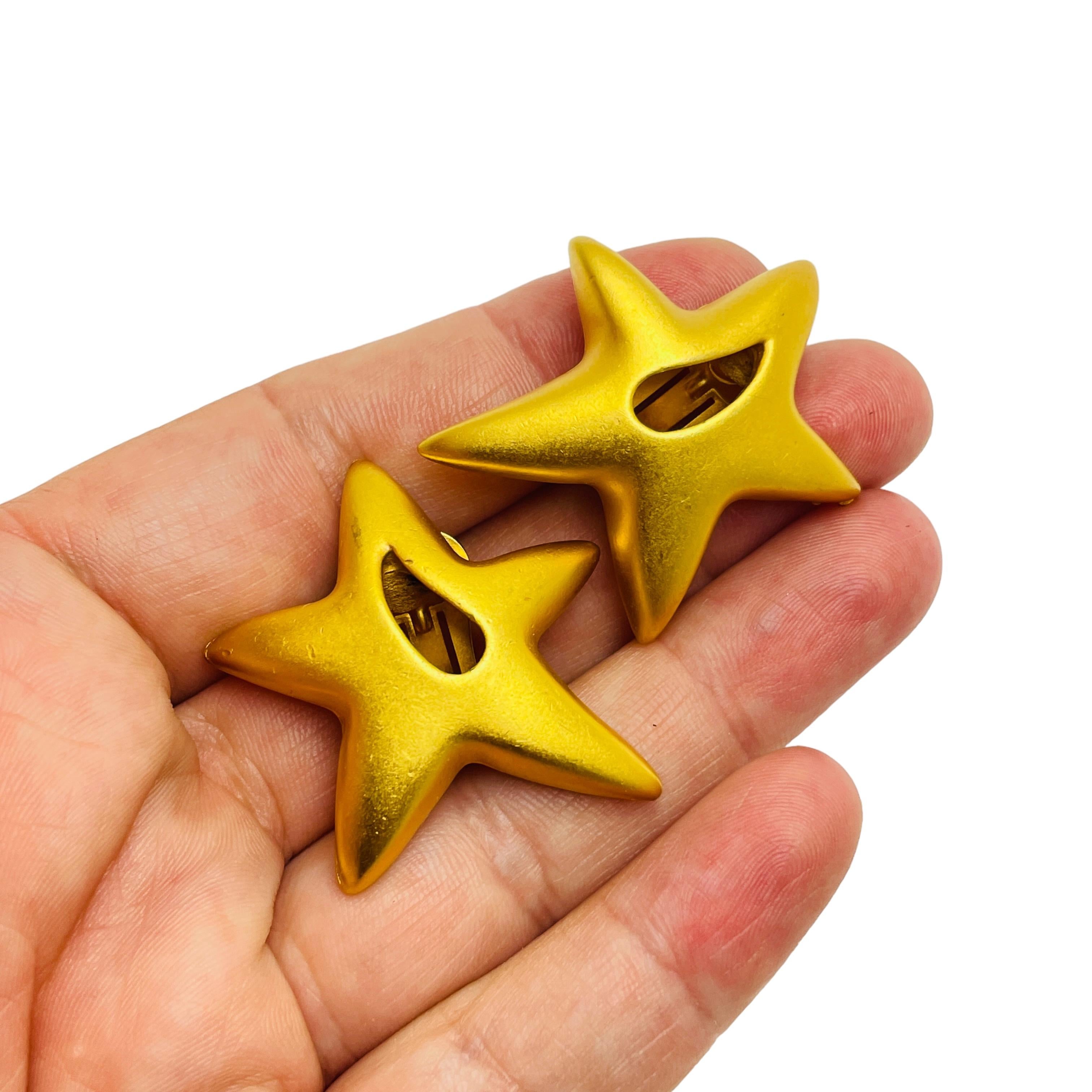 Women's Vintage matte gold star designer clip on earrings For Sale