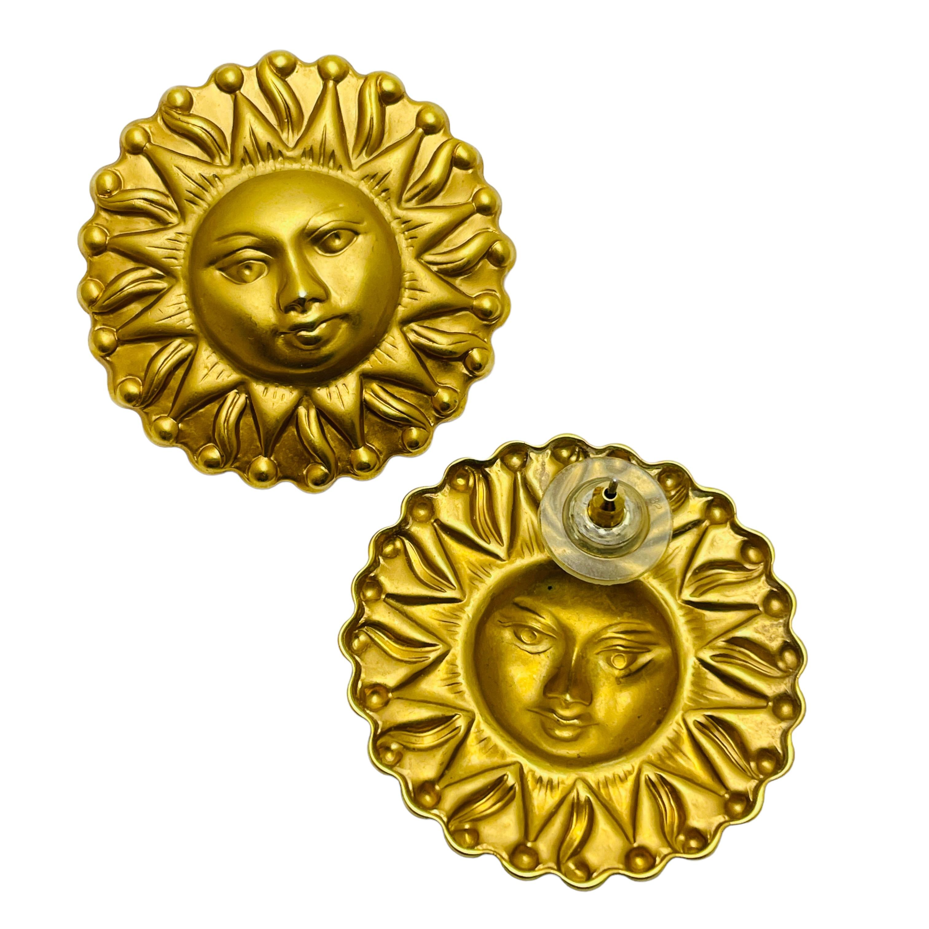 Vintage matte gold sun face pierced earrings In Good Condition For Sale In Palos Hills, IL