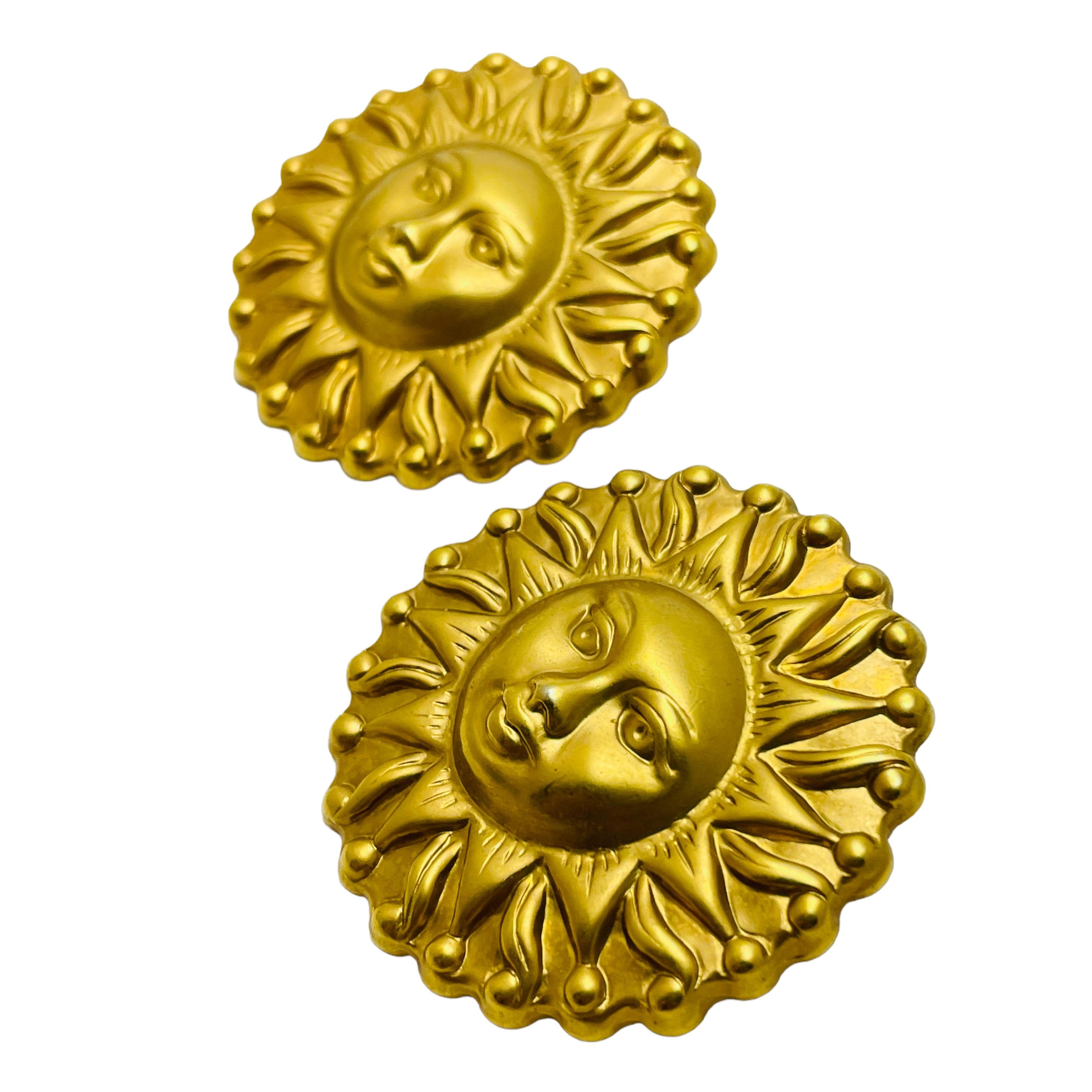 Women's or Men's Vintage matte gold sun face pierced earrings For Sale