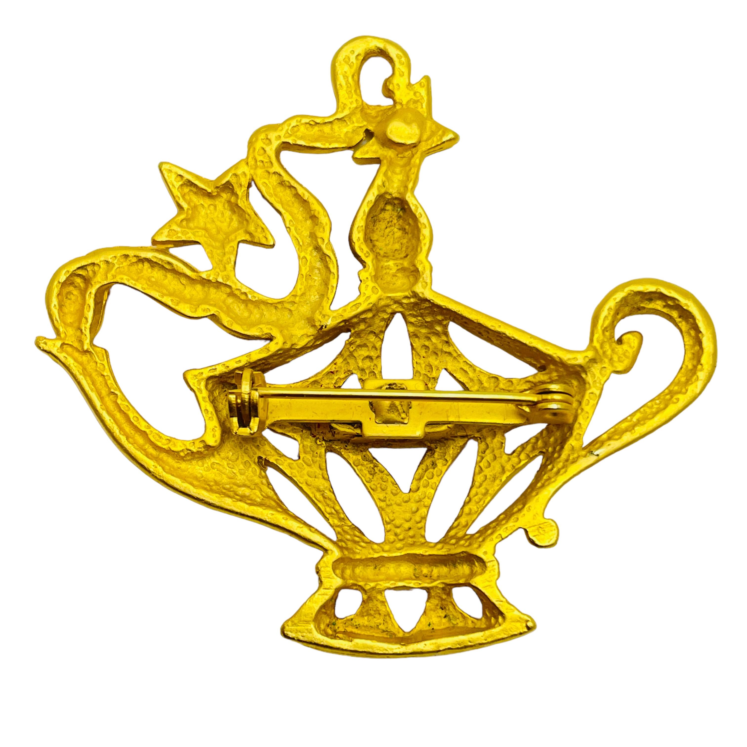 Vintage matte gold tone alladin lamp designer brooch In Good Condition For Sale In Palos Hills, IL