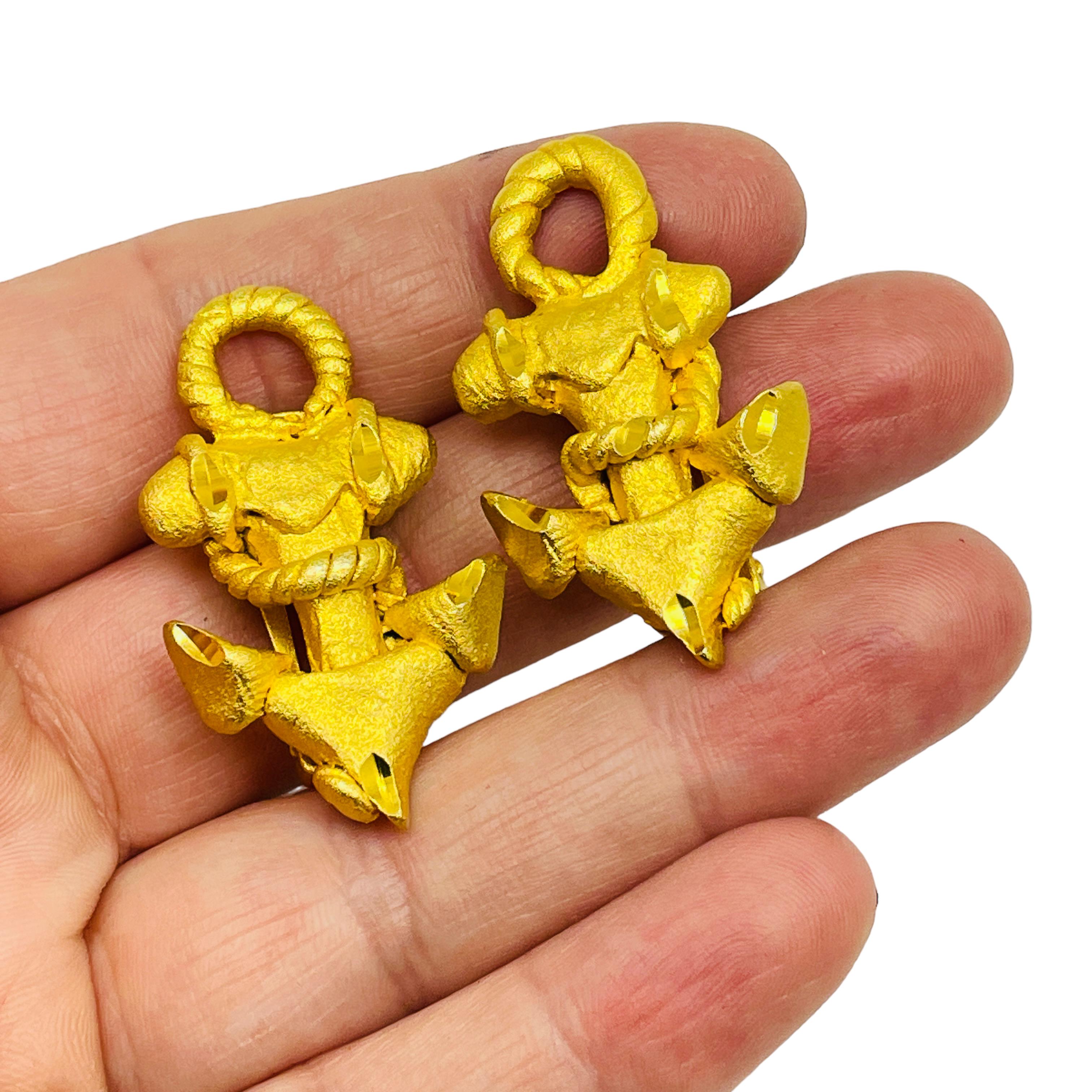 DETAILS

• unsigned

• gold tone 

• vintage designer earrings
  

MEASUREMENTS  

•

CONDITION

•  very good vintage condition with minimal signs of wear 

 Sku 32

❤️❤️   VINTAGE DESIGNER JEWELRY   ❤️❤️

❤️❤️  ALEXANDER’S BOUTIQUE  ❤️❤️