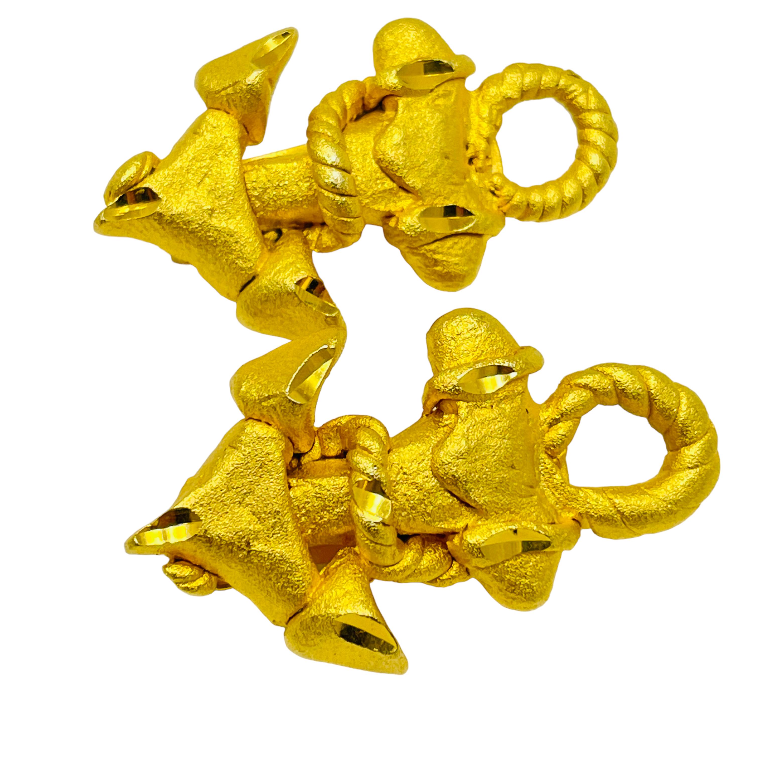 Vintage matte gold tone anchor nautical designer 80's clip on earrings In Good Condition For Sale In Palos Hills, IL