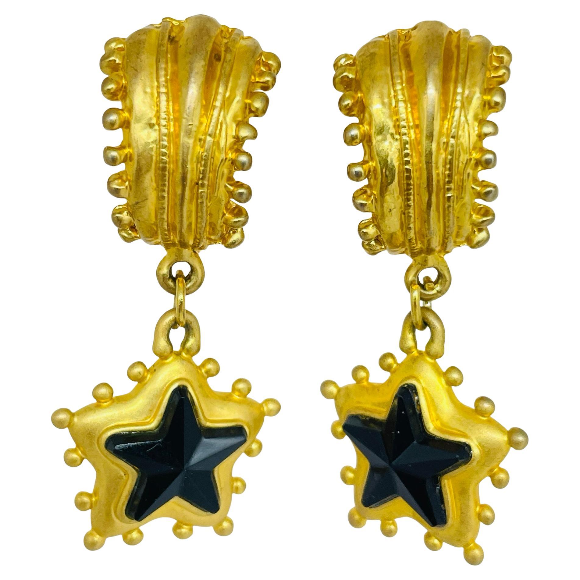 Pendientes de clip de diseño vintage en tono dorado mate con estrellas de cristal negro