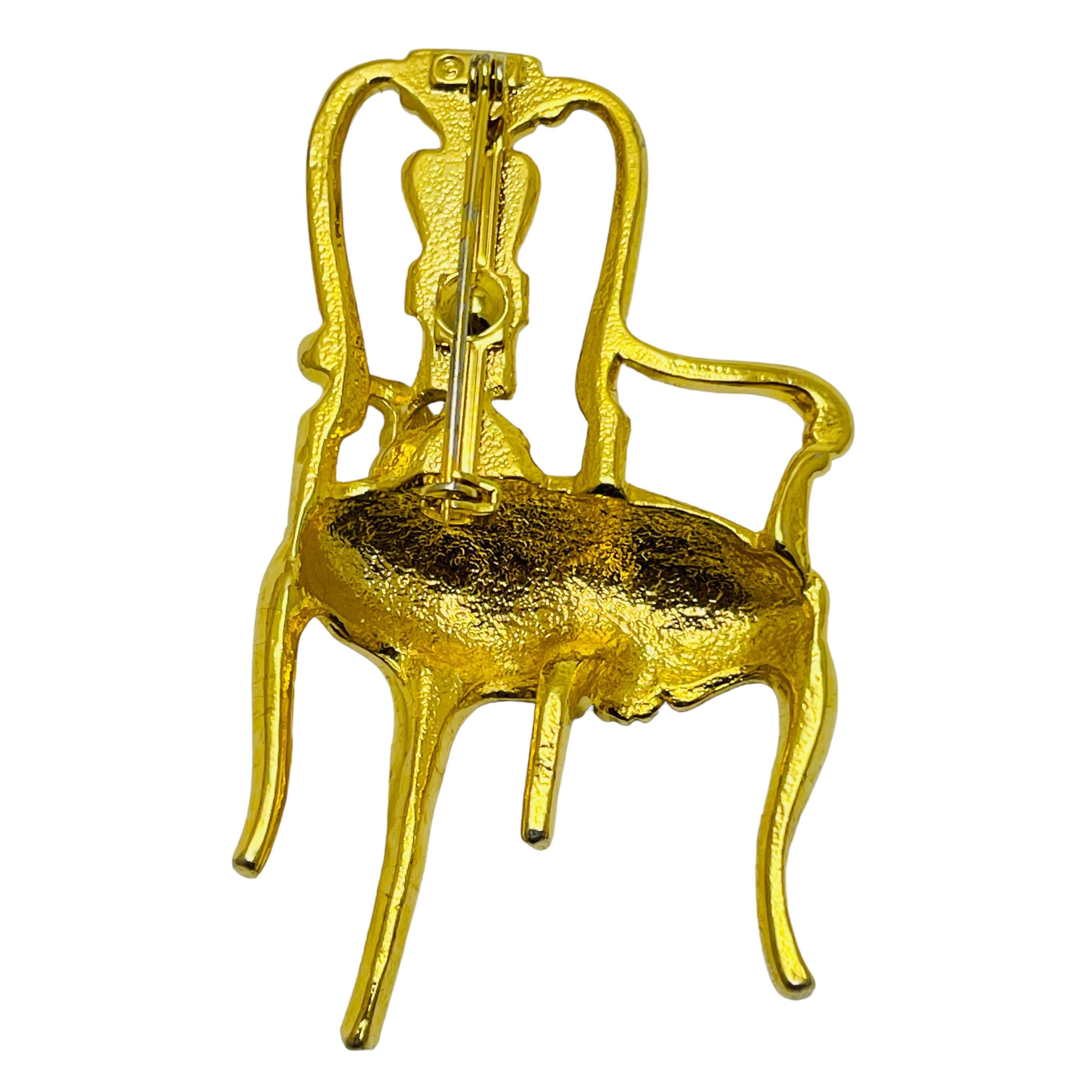 Vintage matte gold tone chair designer brooch In Good Condition For Sale In Palos Hills, IL