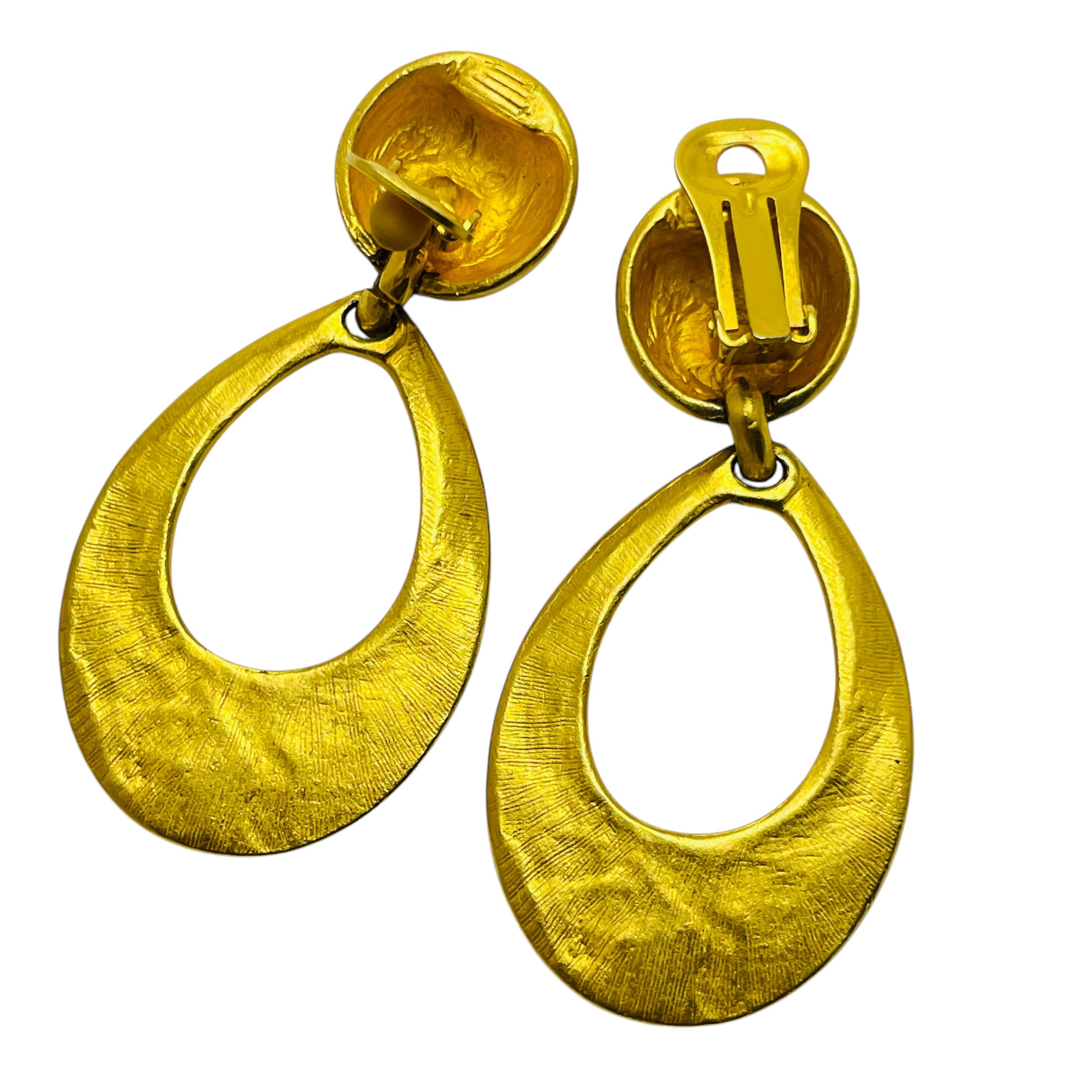 Vintage matte gold tone dangle designer runway clip on earrings In Good Condition For Sale In Palos Hills, IL
