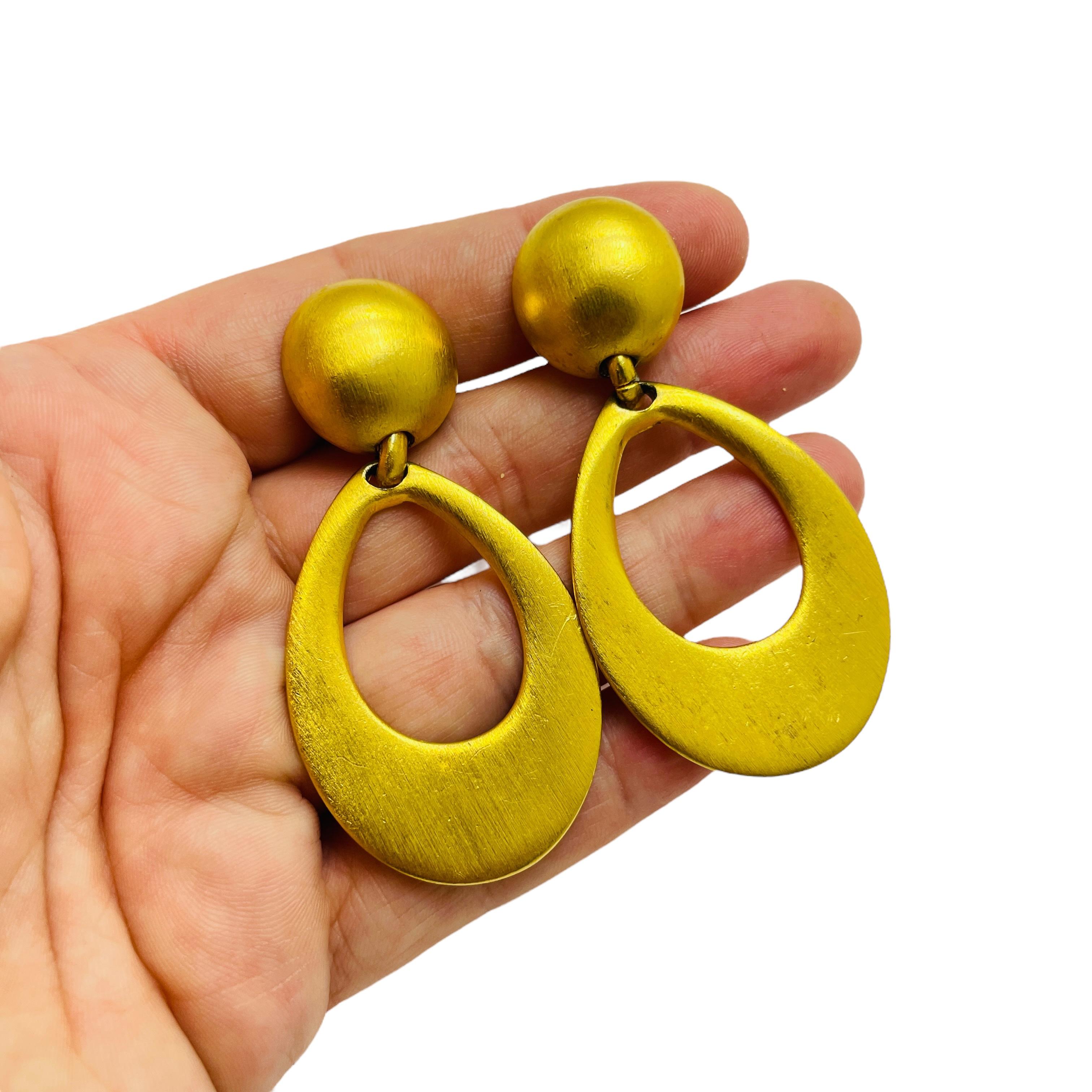 Women's Vintage matte gold tone dangle designer runway clip on earrings For Sale