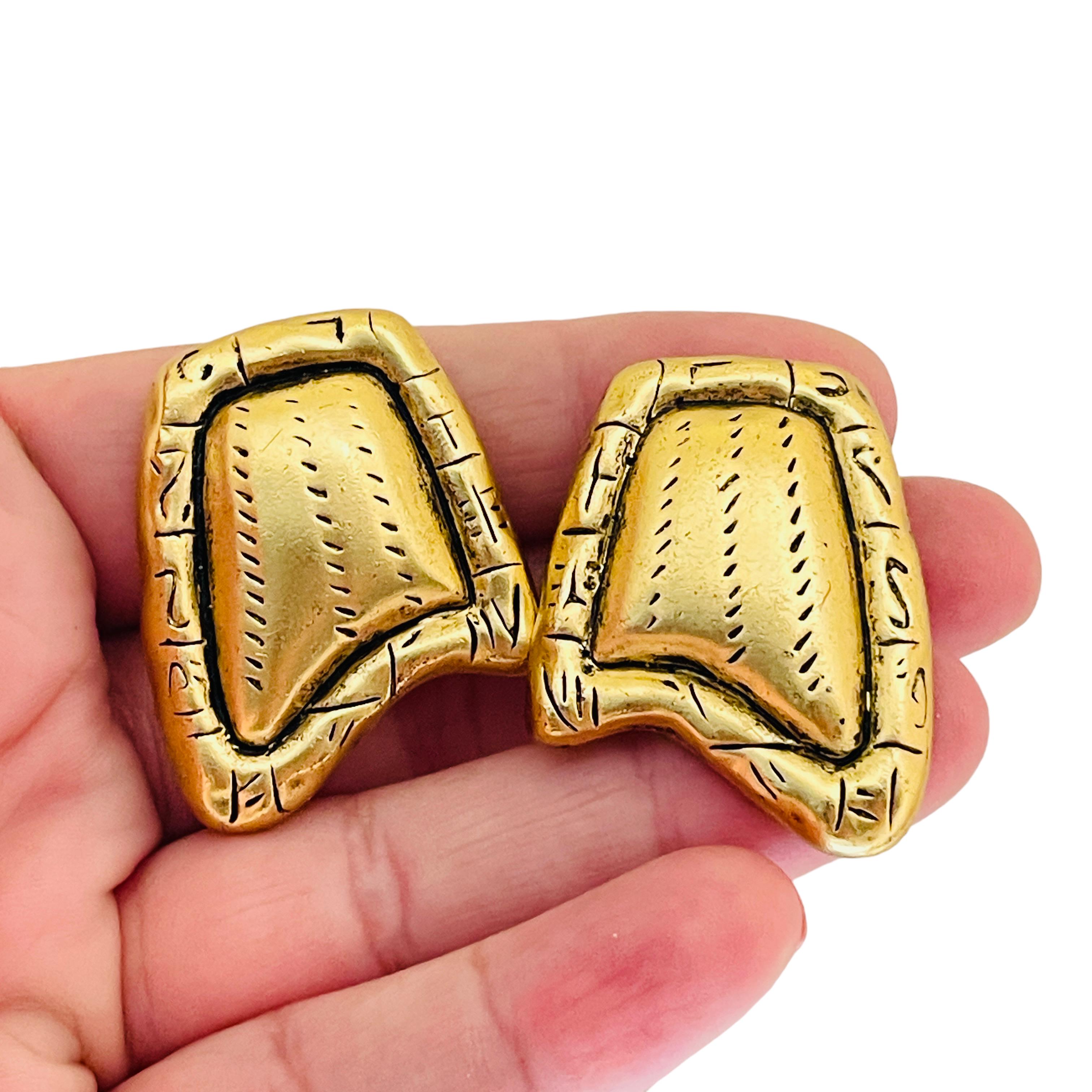 DETAILS

- • ohne Vorzeichen

- • Goldton  

- • Vintage-Designer-Ohrringe  

MASSNAHMEN  

- • 

CONDIT

- •  sehr guter Vintage-Zustand mit minimalen Gebrauchsspuren 

 Sku 33

❤️❤️   VINTAGE-DESIGNER-SCHMUCK   ❤️❤️

❤️❤️  ALEXANDER'S BOUTIQUE 