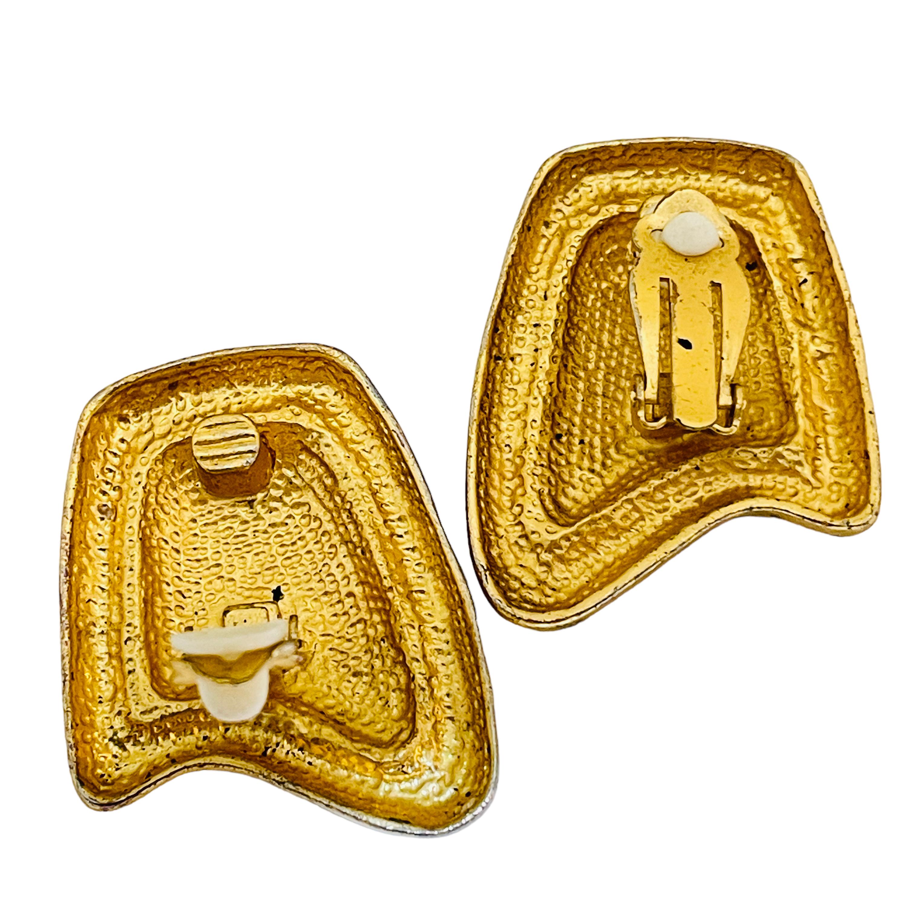 Vintage matte Gold Ton Designer Clip auf Ohrringe im Zustand „Gut“ im Angebot in Palos Hills, IL