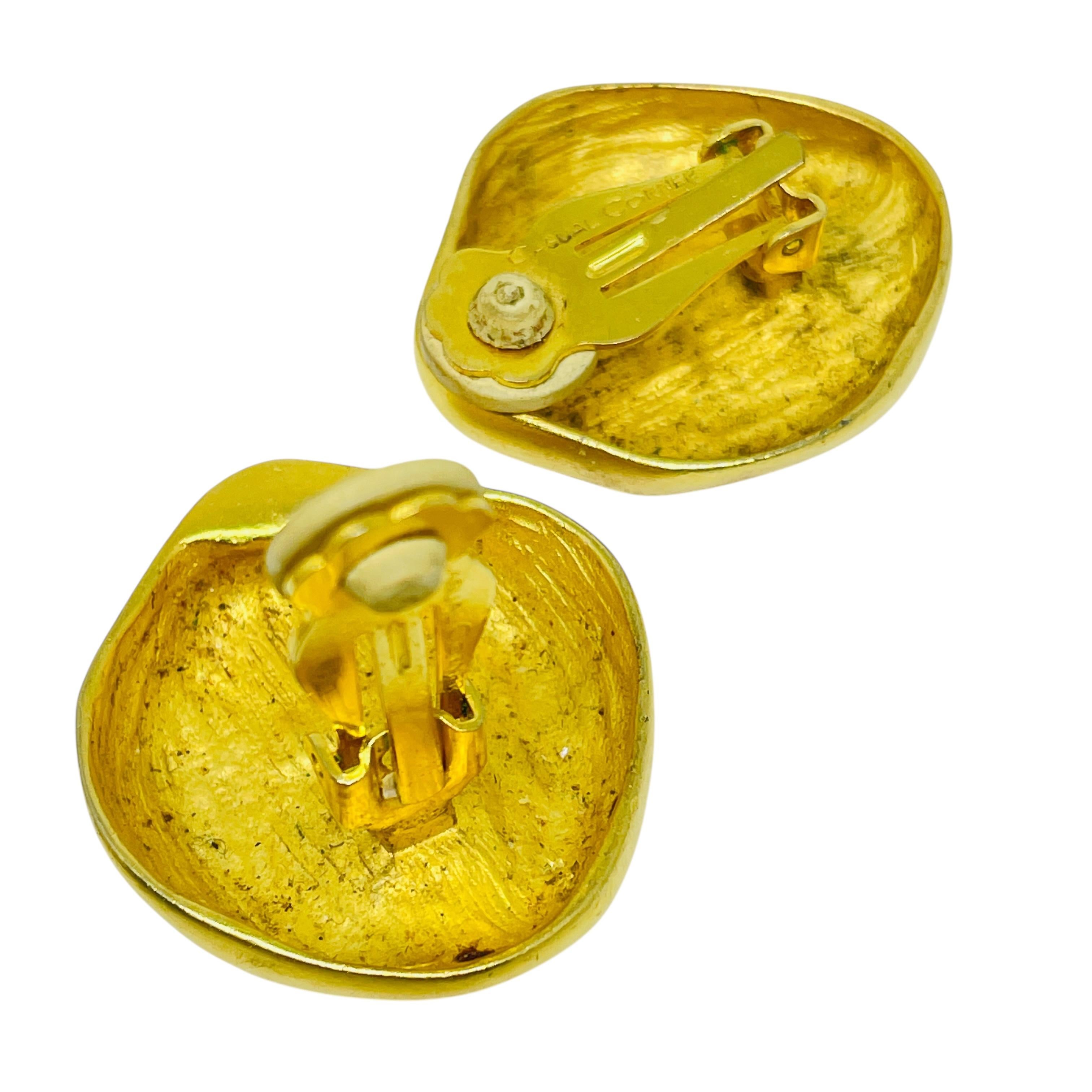 Vintage matte gold tone designer clip on earrings In Good Condition For Sale In Palos Hills, IL