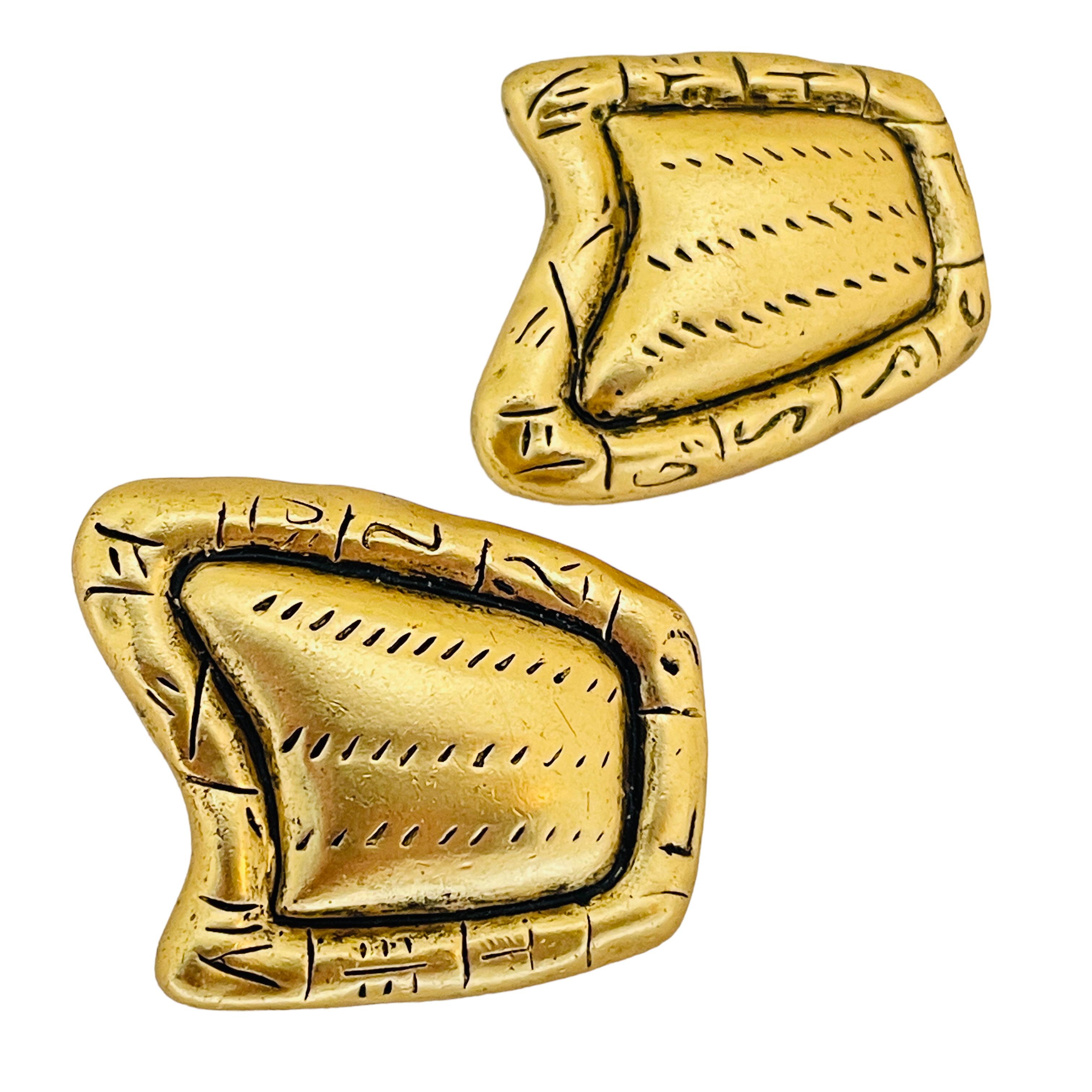 Vintage matte Gold Ton Designer Clip auf Ohrringe für Damen oder Herren im Angebot