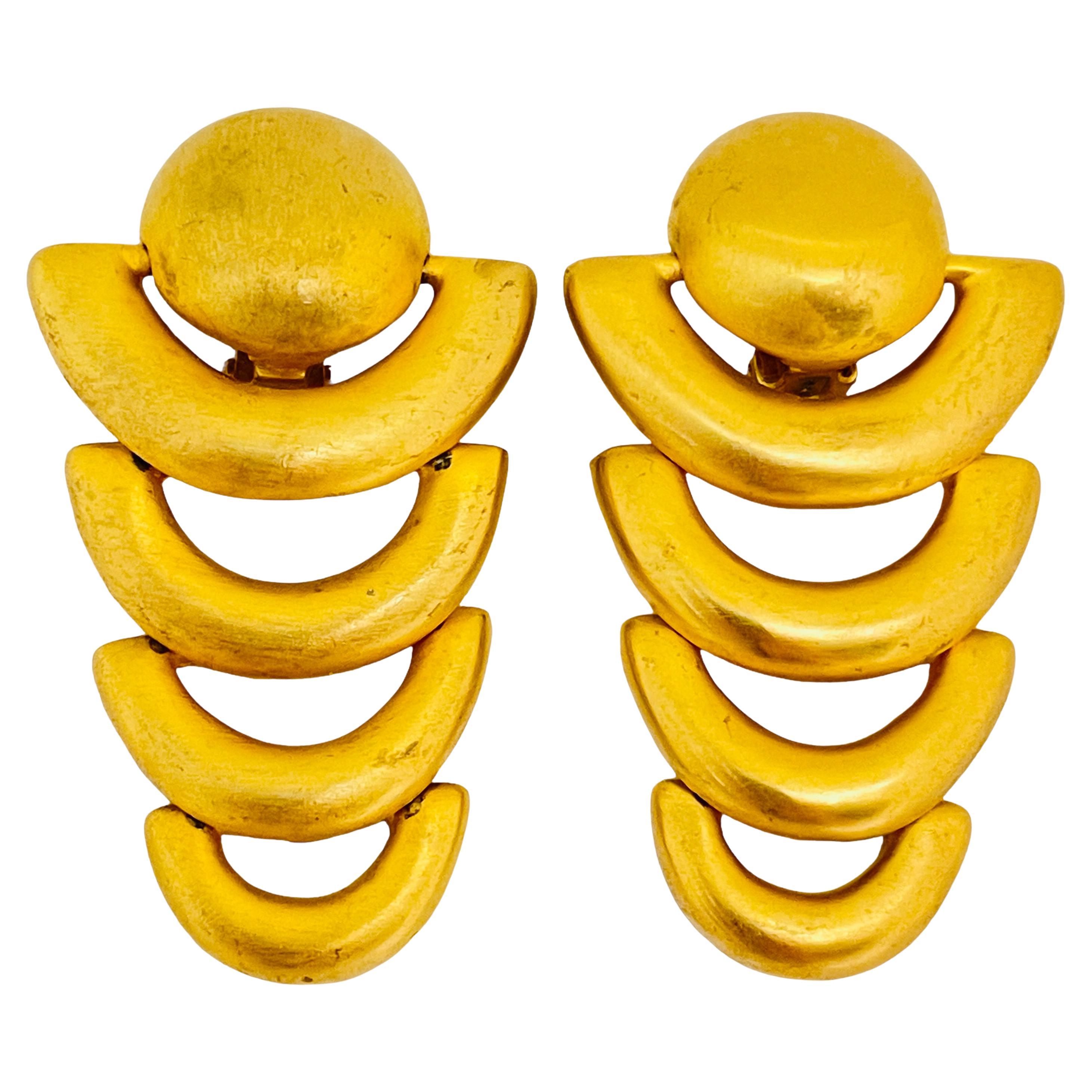 Orecchini a clip vintage di design in tonalità oro opaco