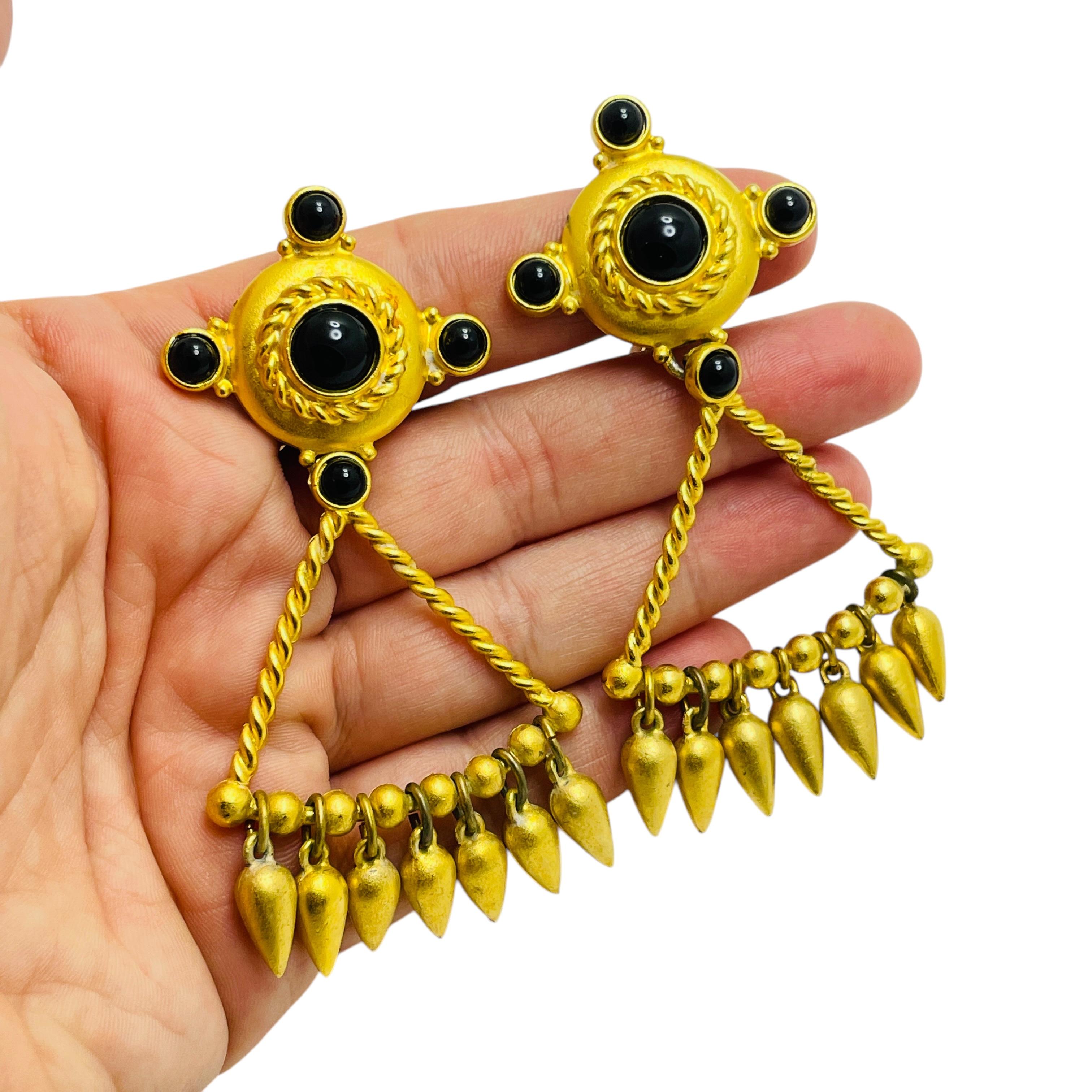 DETAILS

• unsigned   

• gold tone with glass stones

• vintage designer earrings

MEASUREMENTS  

• 

CONDITION

•  very good vintage condition with minimal signs of wear 

 Sku 49

❤️❤️  VINTAGE DESIGNER JEWELRY ❤️❤️

❤️❤️  ALEXANDER’S BOUTIQUE 