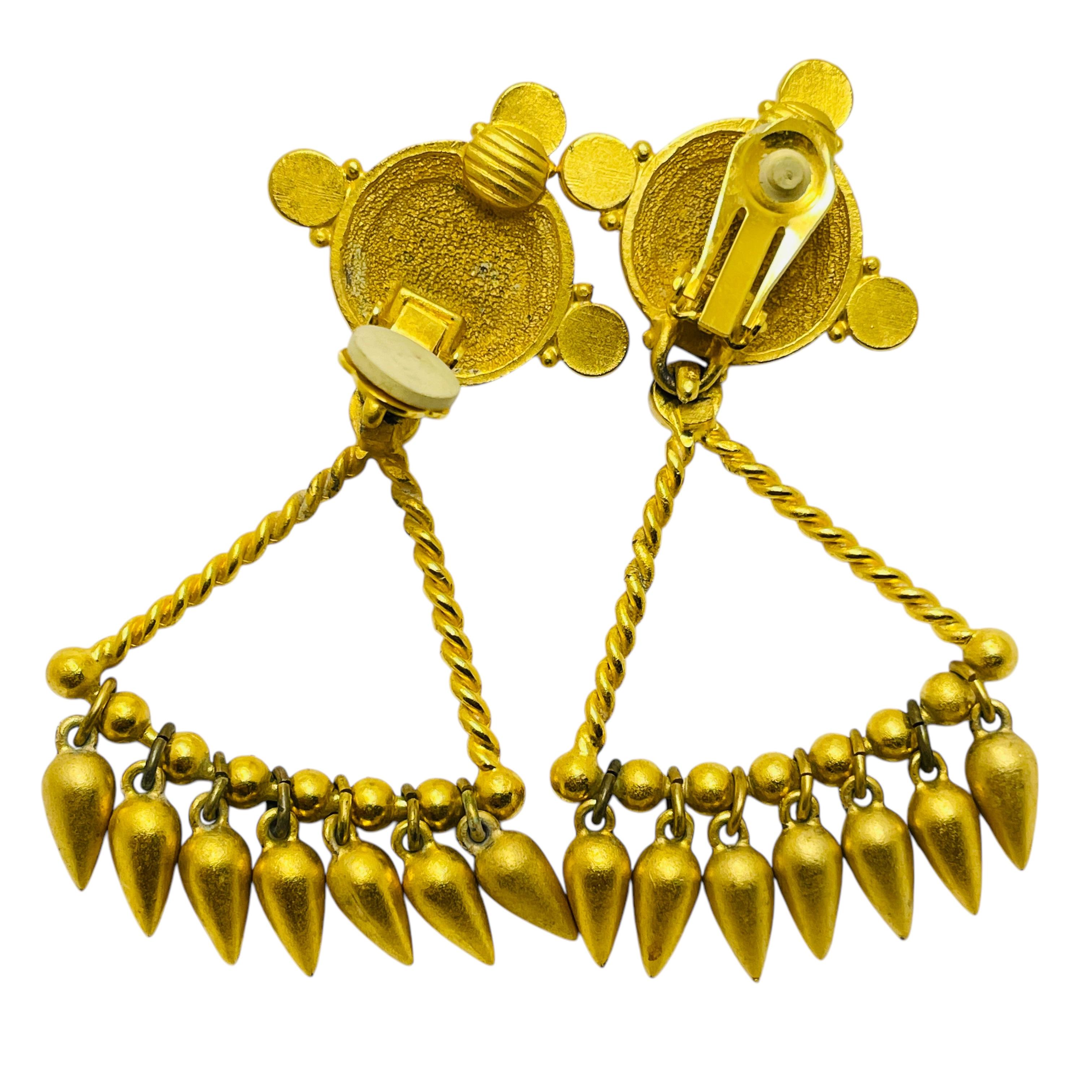 Vintage matte gold tone Etruscan Maltese cross designer runway clip on earrings In Good Condition For Sale In Palos Hills, IL