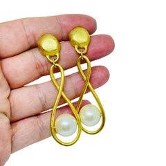 Pendientes vintage con perlas de imitación en tono dorado mate
