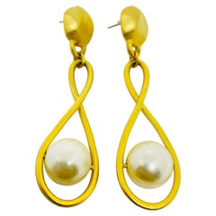 Pendientes vintage con perlas de imitación en tono dorado mate