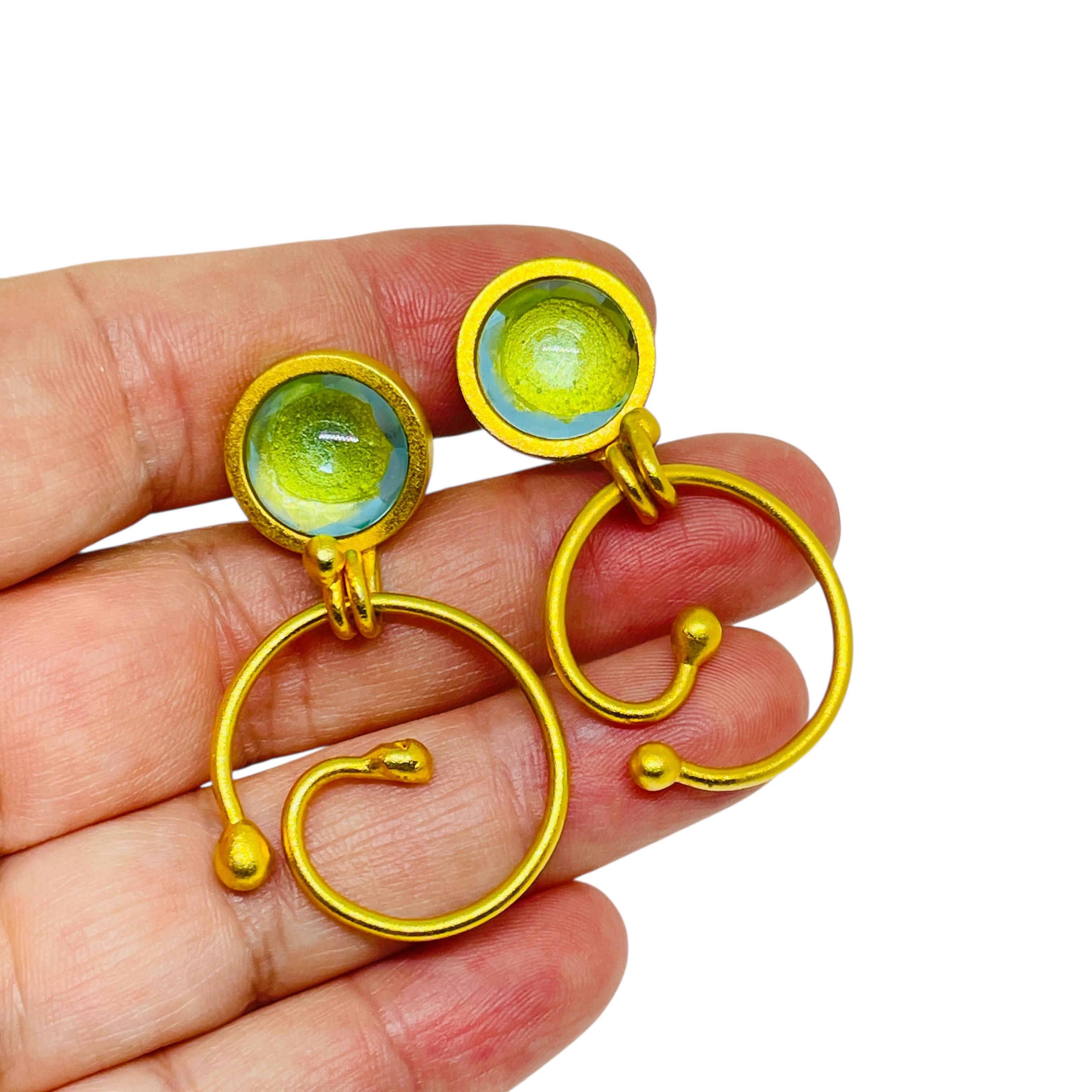 DETAILS

- • ohne Vorzeichen  

- • goldfarben mit Glas

- • Vintage-Designer-Ohrringe
 
MASSNAHMEN  

- • CONDIT

- •  sehr guter Vintage-Zustand mit minimalen Gebrauchsspuren 

 Sku 57

❤️❤️   VINTAGE-DESIGNER-SCHMUCK   ❤️❤️

❤️❤️  ALEXANDER'S