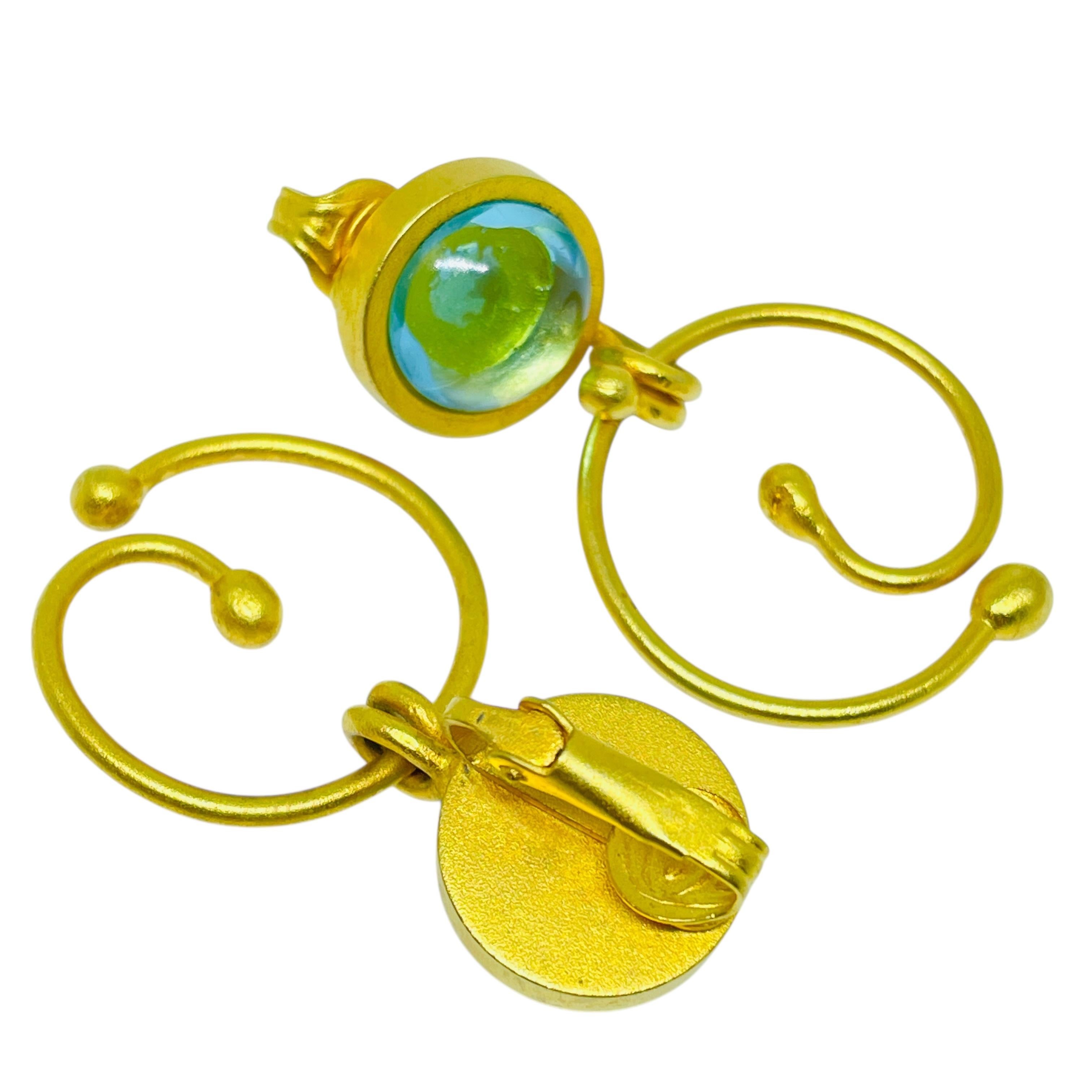 Vintage matte Gold Ton Glas Kabinen baumeln Designer Clip auf Ohrringe im Zustand „Gut“ im Angebot in Palos Hills, IL