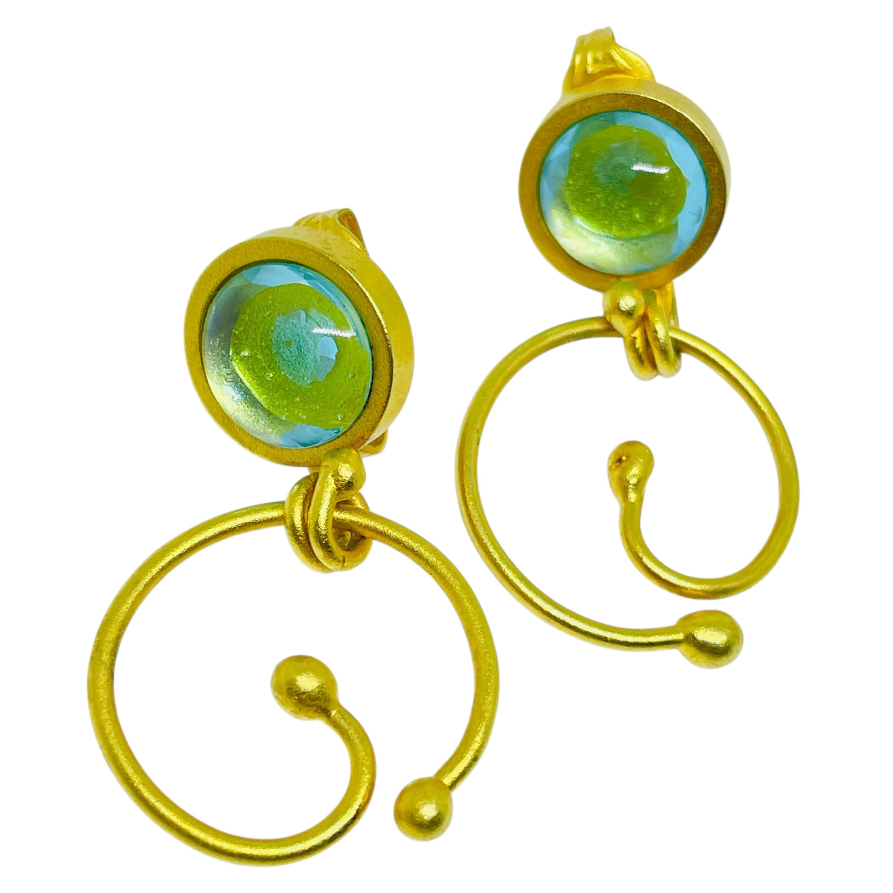 Vintage matte Gold Ton Glas Kabinen baumeln Designer Clip auf Ohrringe im Angebot 1