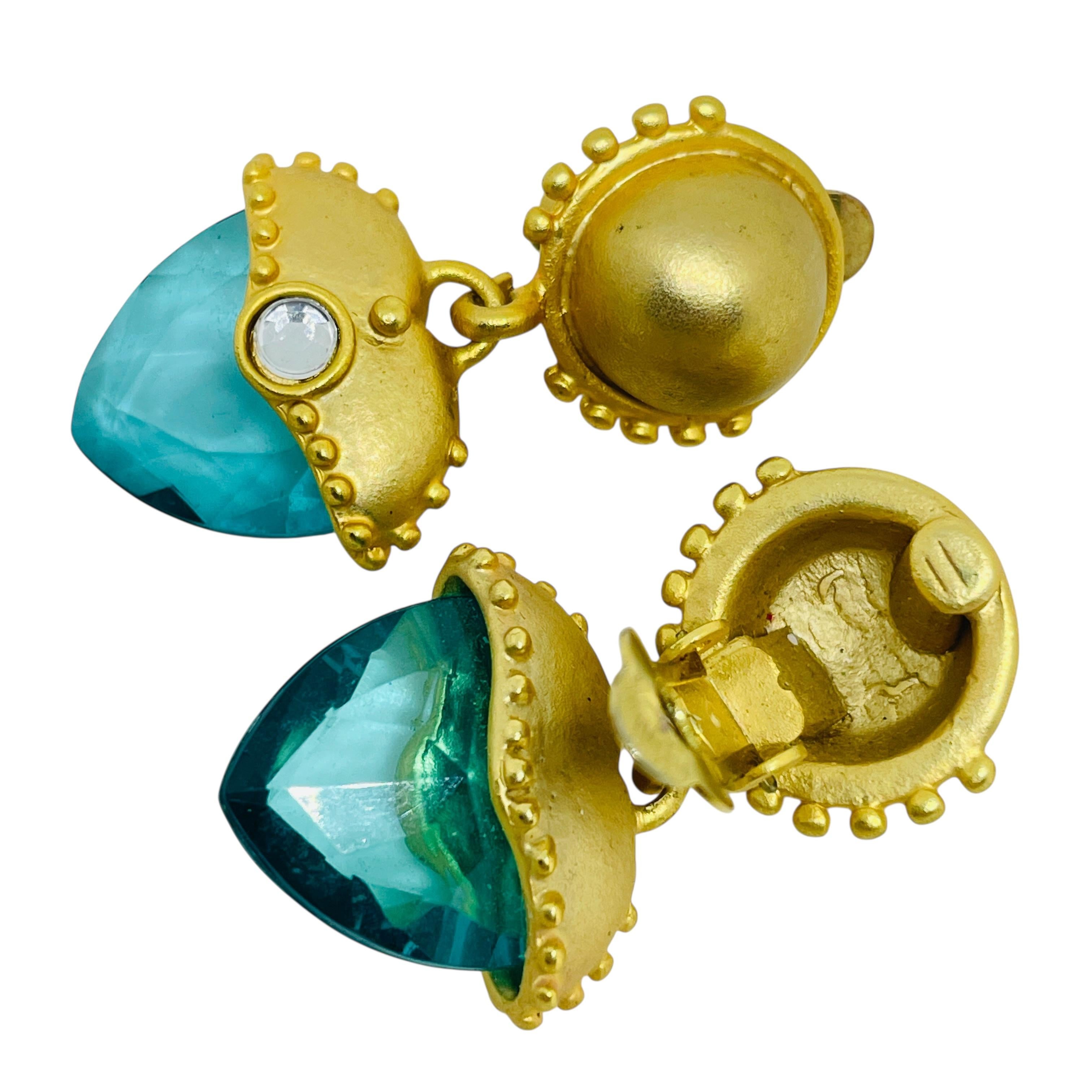 Vintage matte Gold Ton Glas Designer Etruscan baumeln Clip auf Ohrringe im Zustand „Gut“ im Angebot in Palos Hills, IL