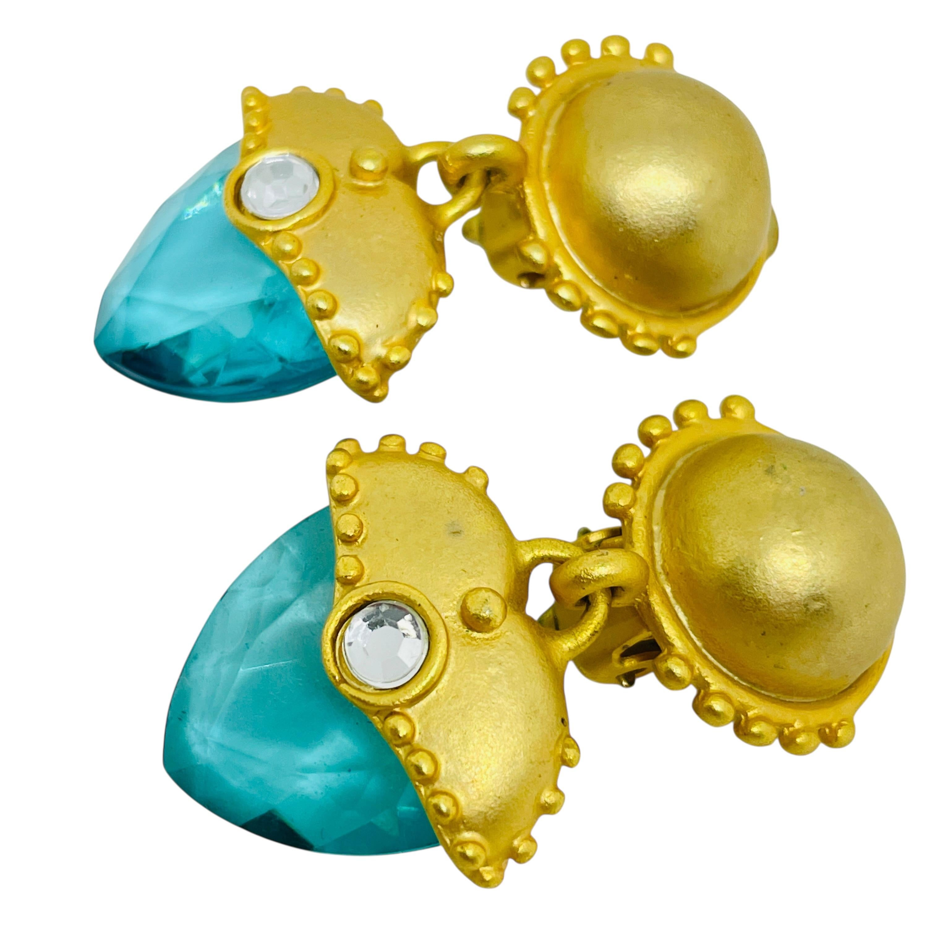 Vintage matte Gold Ton Glas Designer Etruscan baumeln Clip auf Ohrringe für Damen oder Herren im Angebot