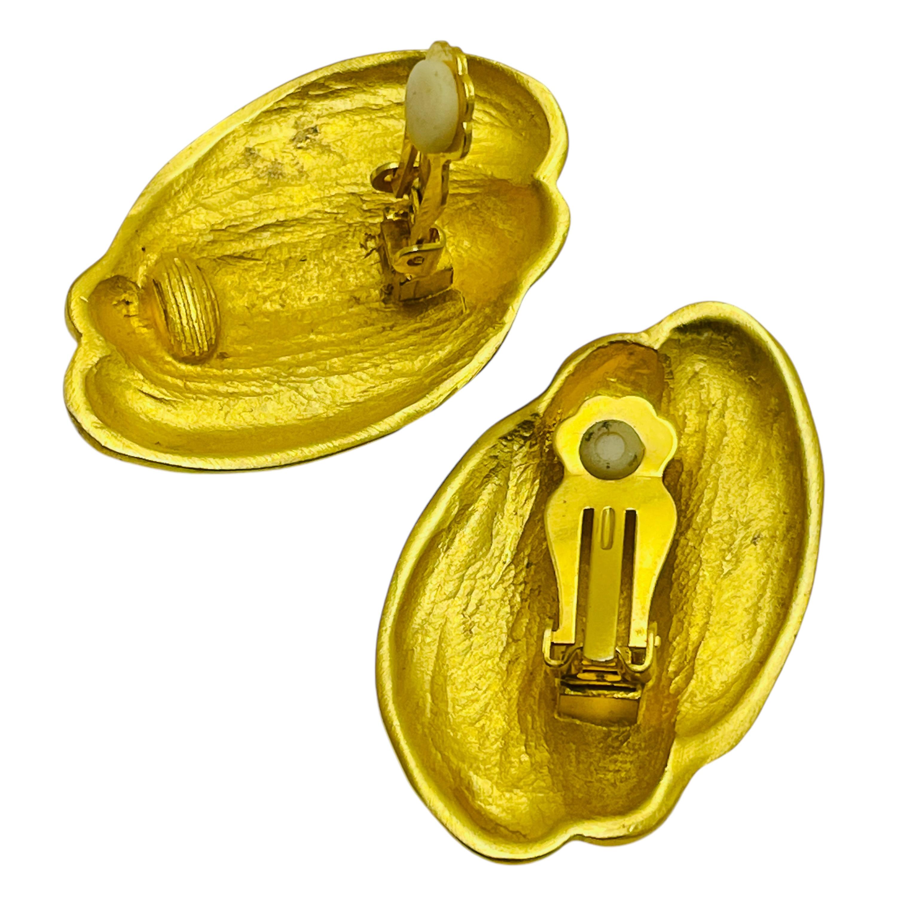 Vintage massive Designer-Ohrclips aus mattem Gold in massivem Goldton im Zustand „Gut“ im Angebot in Palos Hills, IL