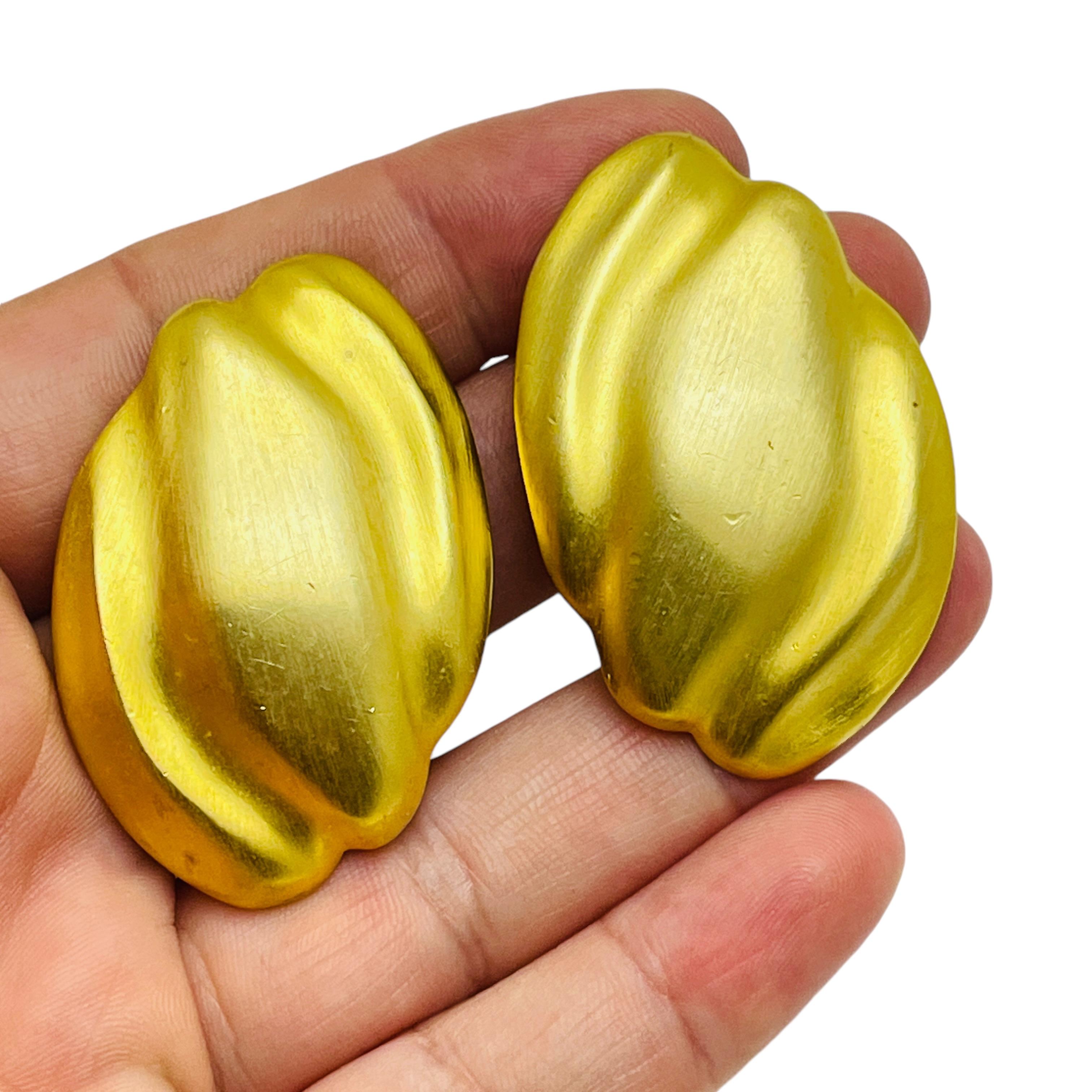 Vintage massive Designer-Ohrclips aus mattem Gold in massivem Goldton Damen im Angebot
