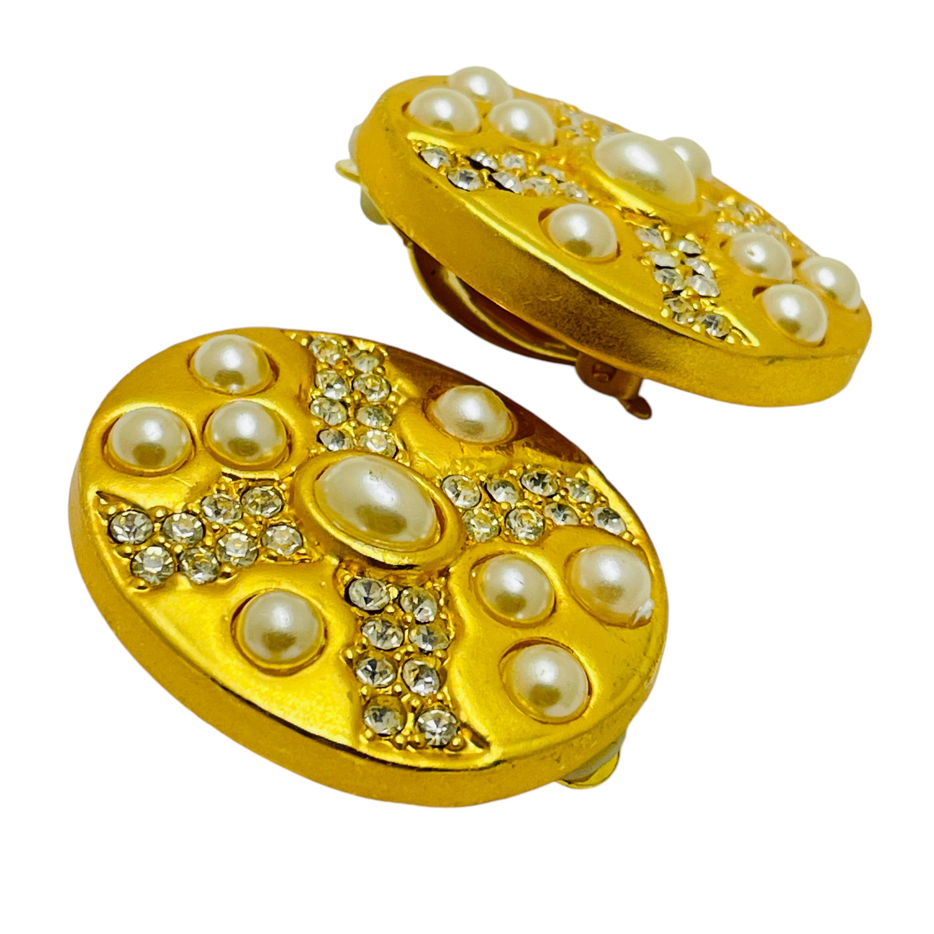 DETAILS

• unsigned 

• gold tone with rhinestones and faux pearls

• vintage designer earrings

MEASUREMENTS  

• 

CONDITION

•  very good vintage condition with minimal signs of wear 

 Sku 47

❤️❤️  VINTAGE DESIGNER JEWELRY ❤️❤️

❤️❤️ 