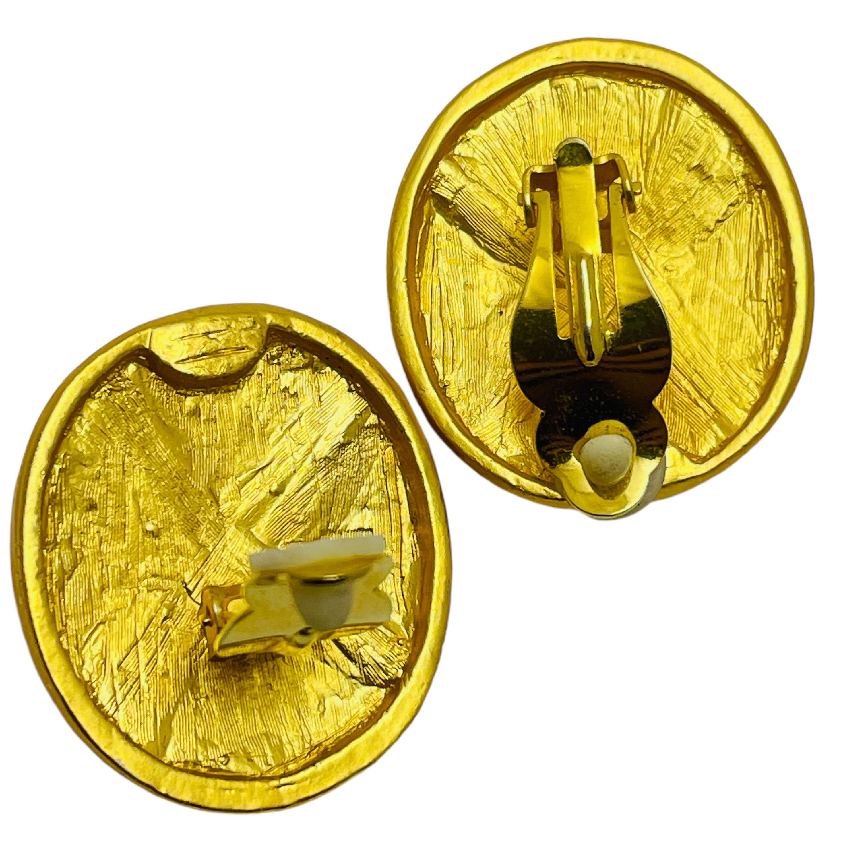 Vintage matte gold tone rhinestone pearls huge designer clip on earrings In Good Condition For Sale In Palos Hills, IL