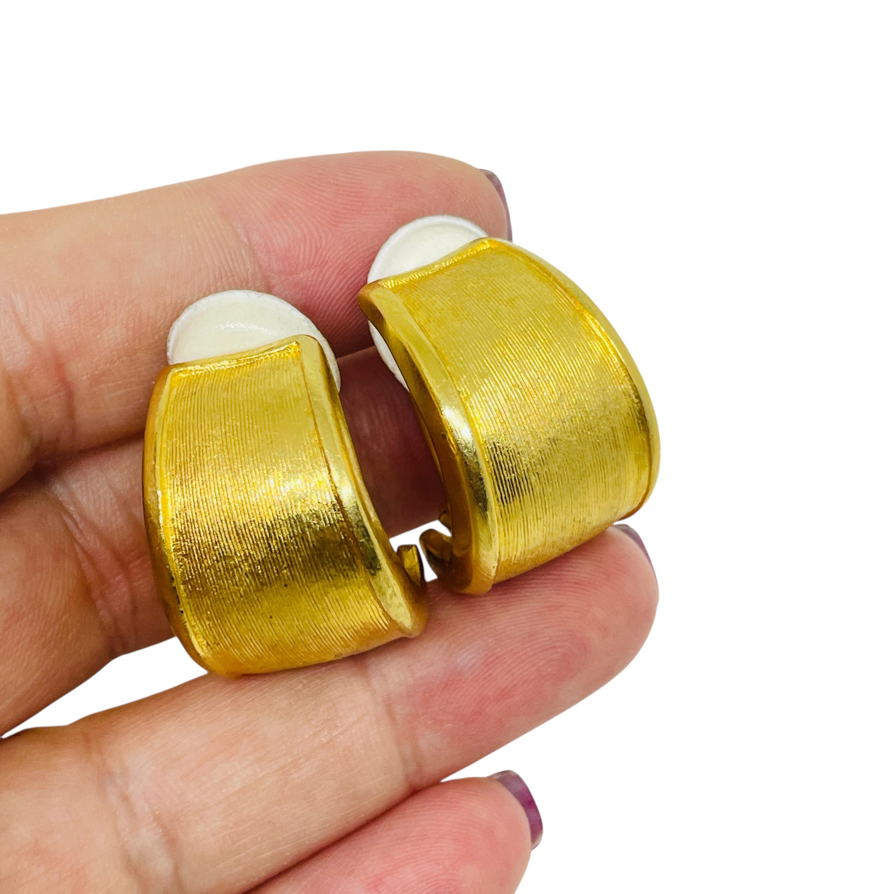 DETAILS

- • ohne Vorzeichen

- • Goldton 

- • Vintage-Designer-Ohrringe
 
MASSNAHMEN  

- • CONDIT

- •  sehr guter Vintage-Zustand mit minimalen Gebrauchsspuren 

 Sku 54

❤️❤️   VINTAGE-DESIGNER-SCHMUCK   ❤️❤️

❤️❤️  ALEXANDER'S BOUTIQUE  ❤️❤️