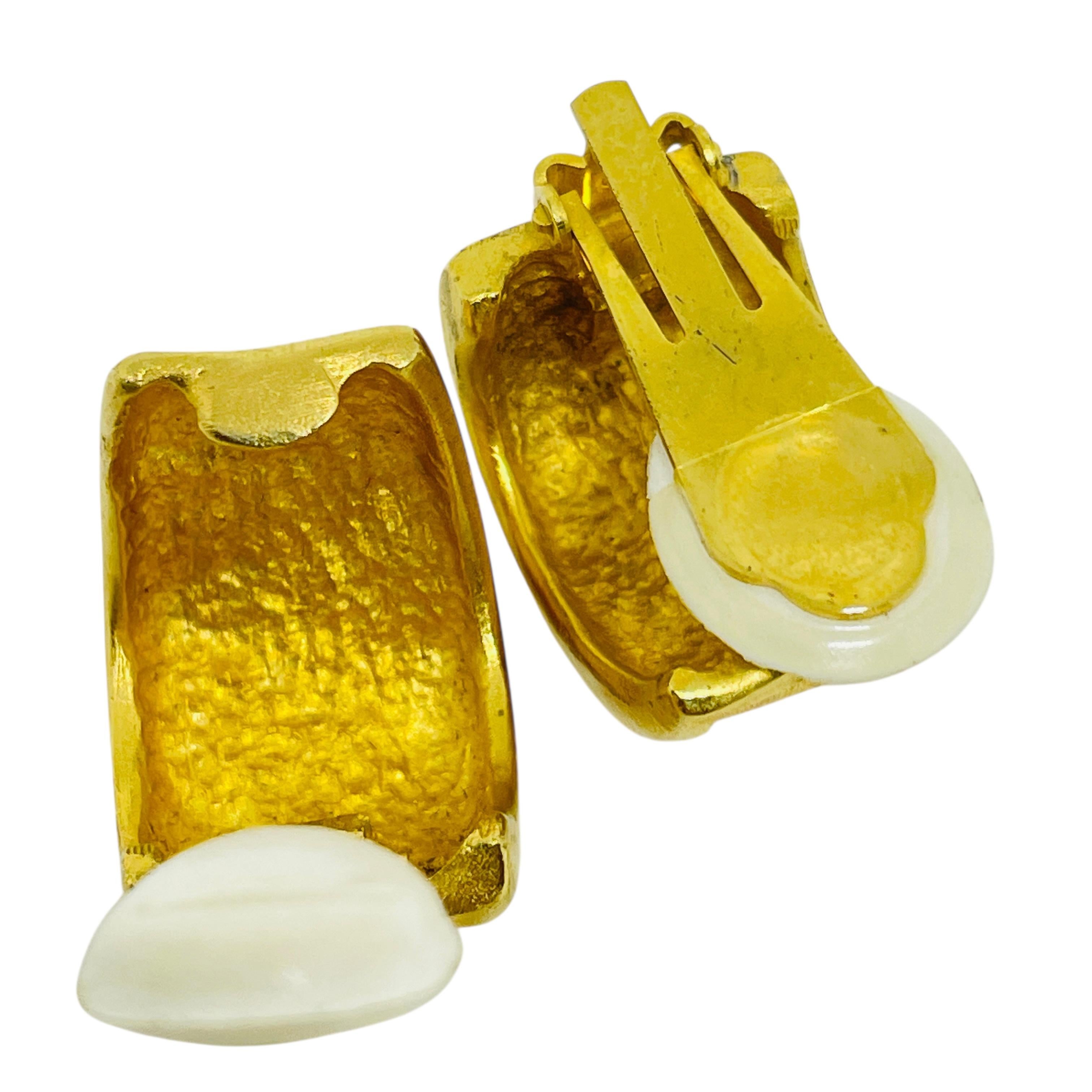 Vintage matte Gold Ton texturierte Designer Clip auf Ohrringe im Zustand „Gut“ im Angebot in Palos Hills, IL