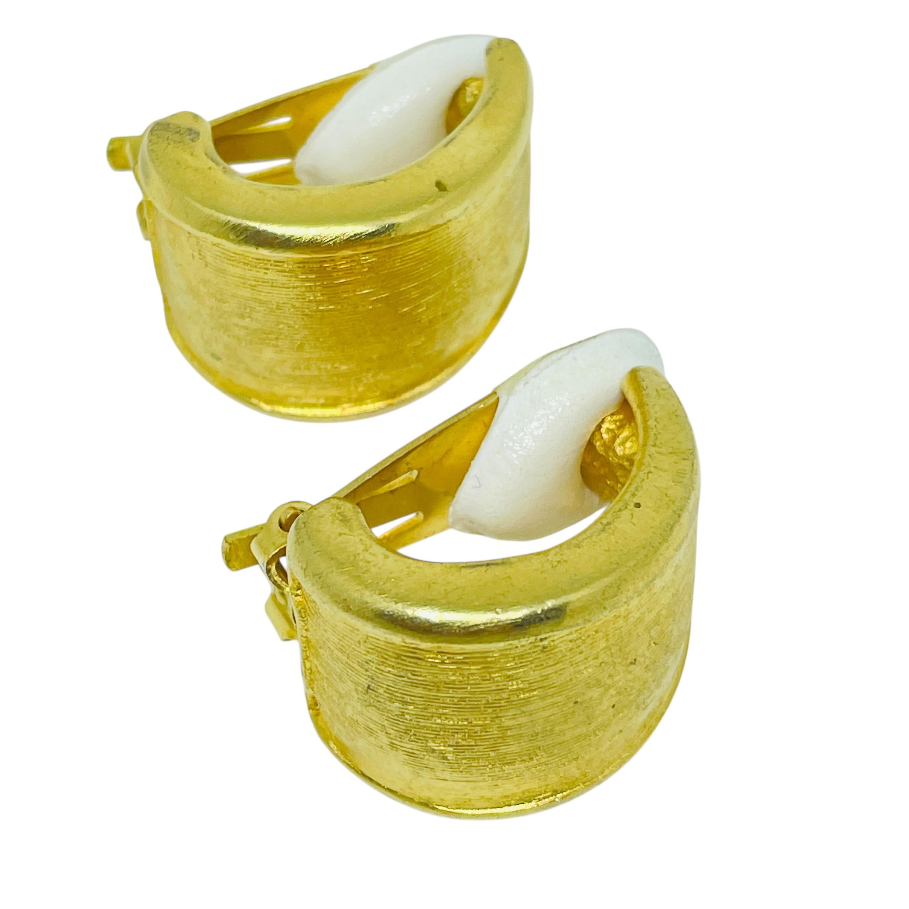 Vintage matte Gold Ton texturierte Designer Clip auf Ohrringe für Damen oder Herren im Angebot