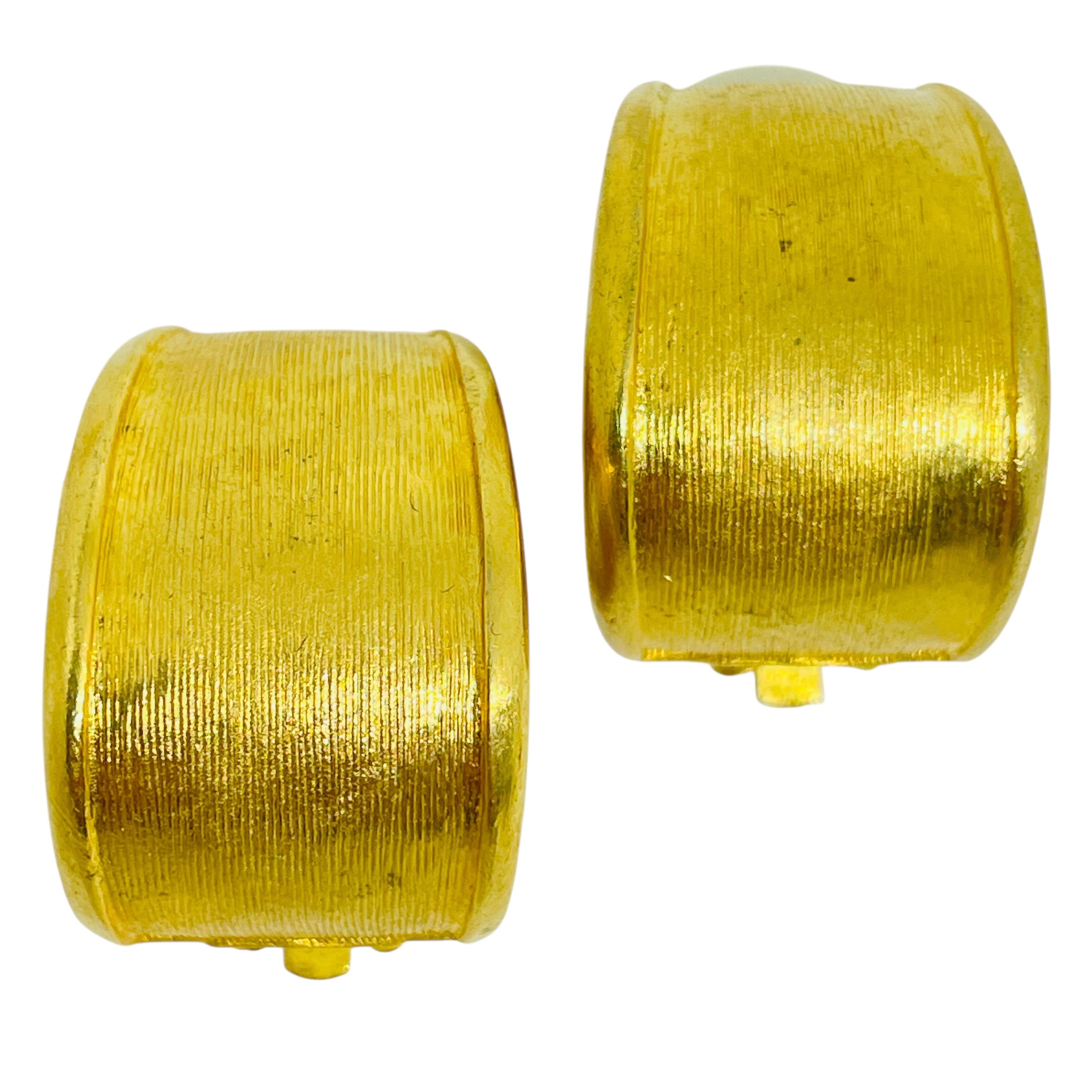 Vintage matte Gold Ton texturierte Designer Clip auf Ohrringe im Angebot 1