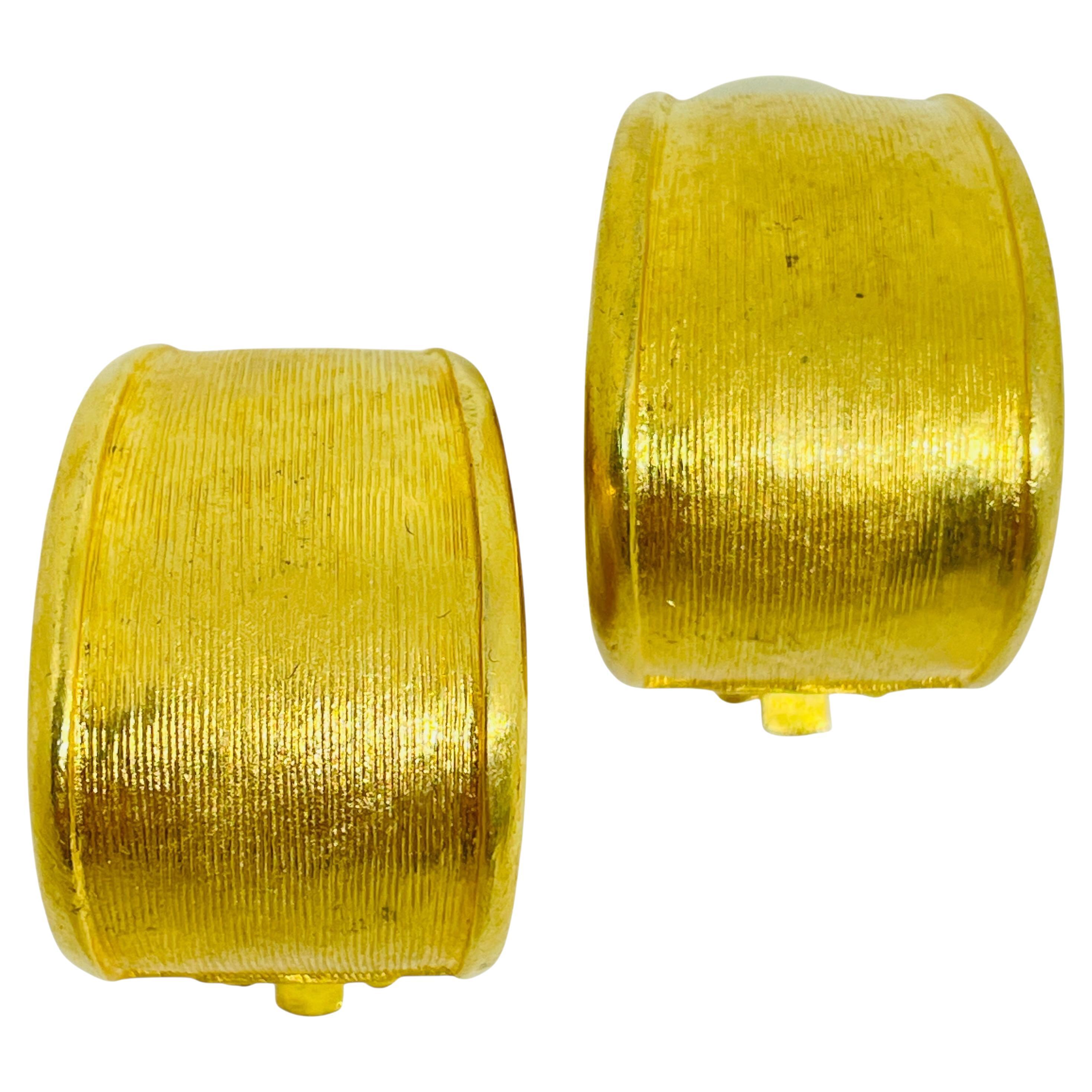 Vintage matte Gold Ton texturierte Designer Clip auf Ohrringe