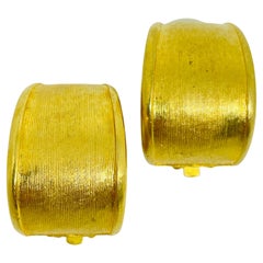 Vintage matte Gold Ton texturierte Designer Clip auf Ohrringe