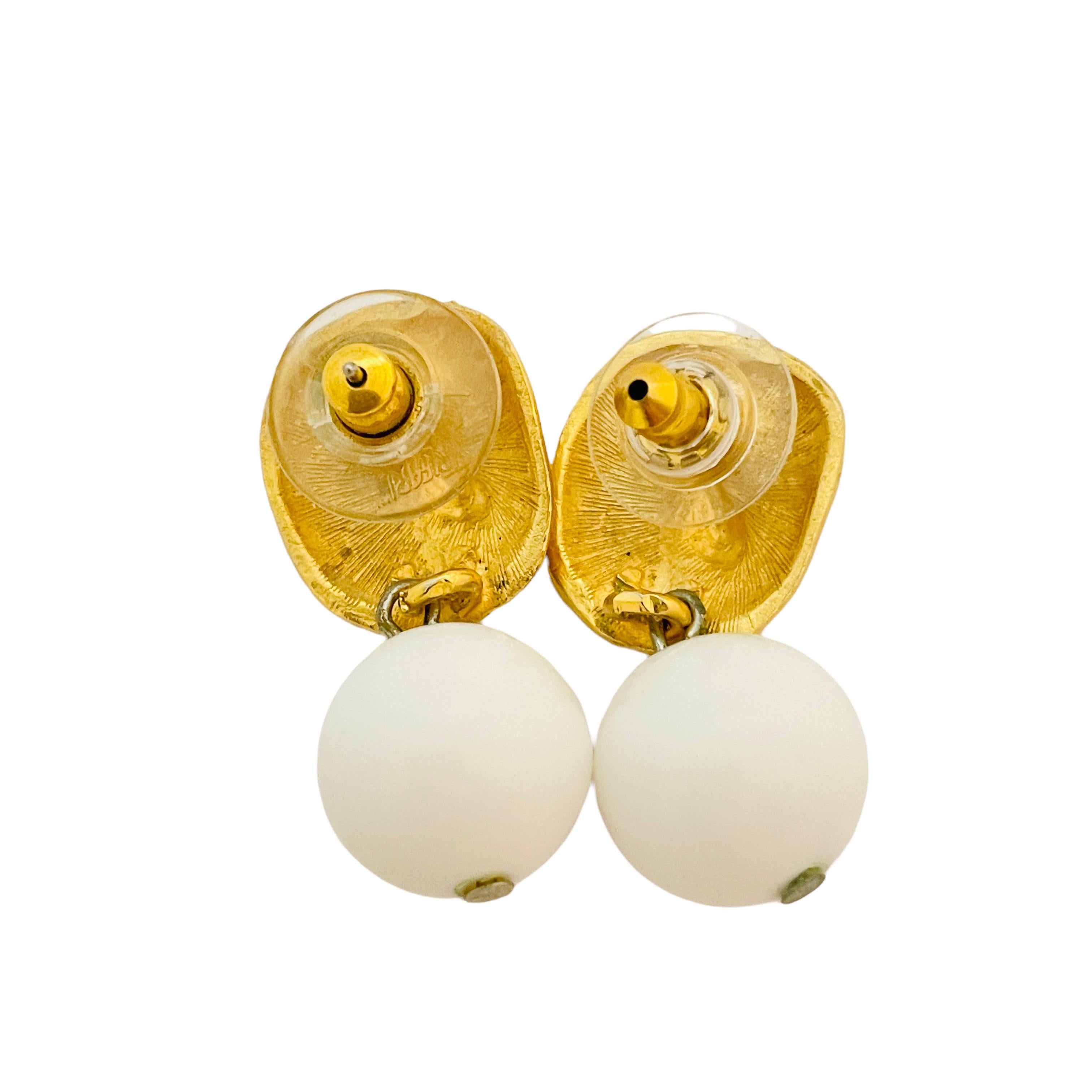 Vintage matte gold tone white lucite dangle ball designer earrings In Good Condition For Sale In Palos Hills, IL