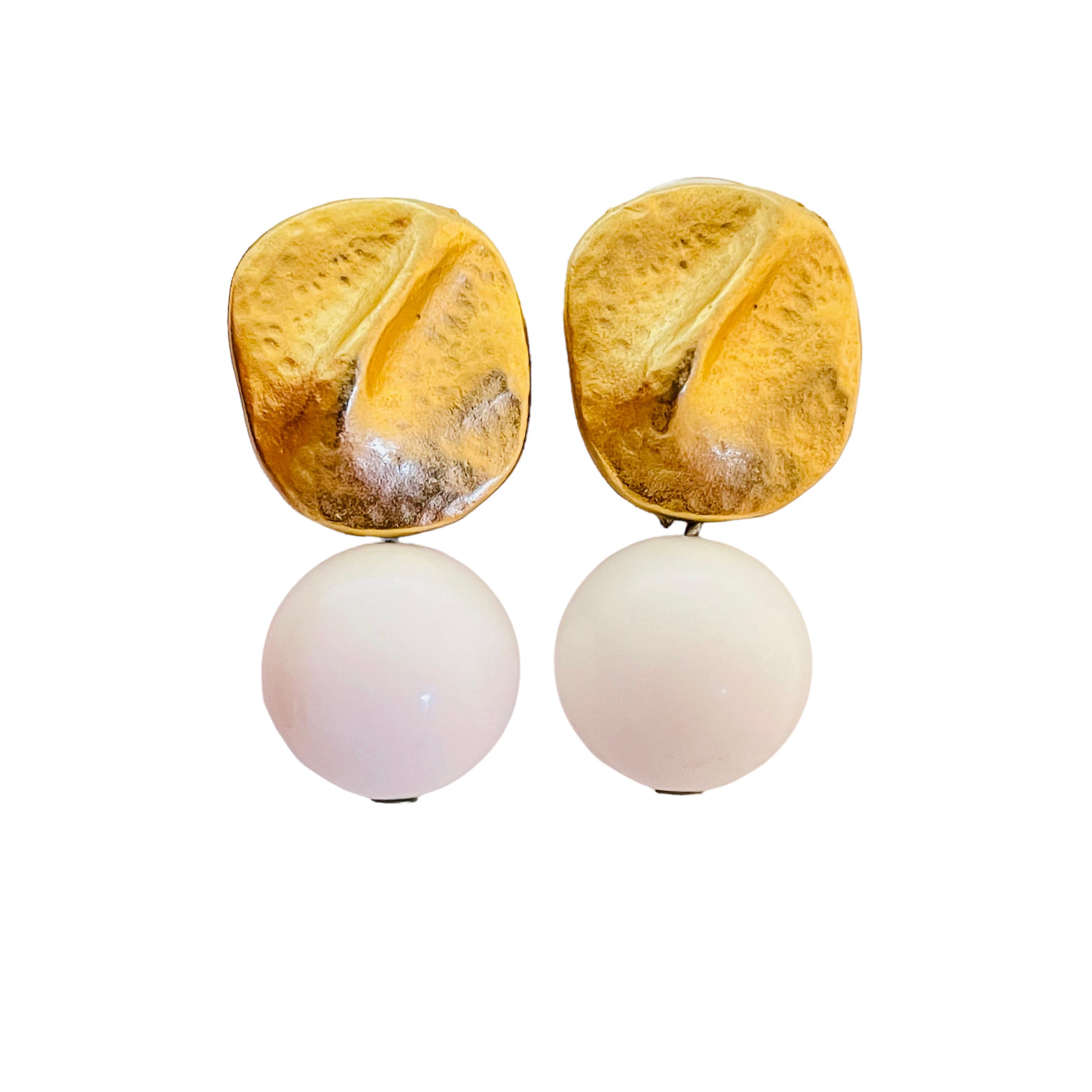 Vintage matte gold tone white lucite dangle ball designer earrings For Sale 1