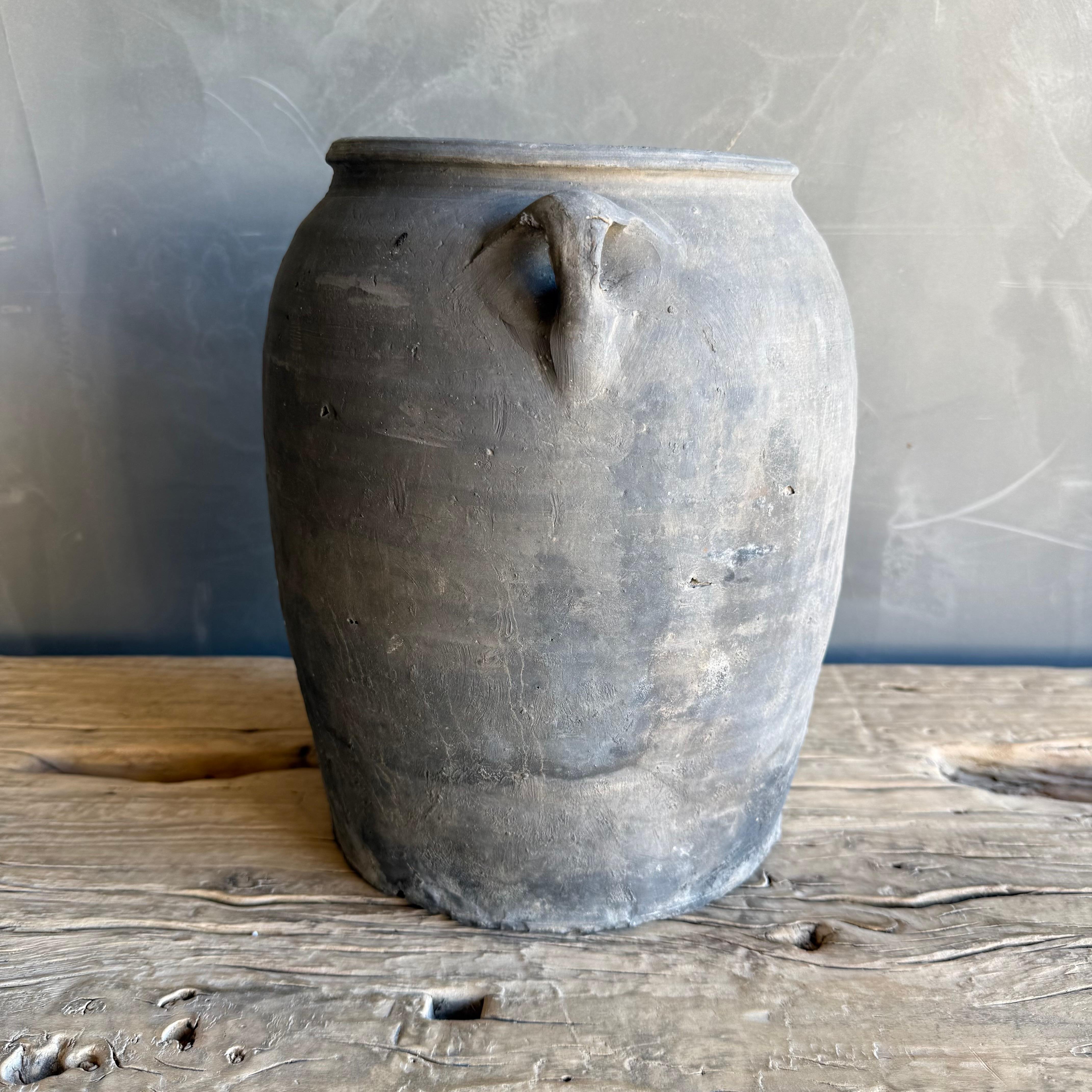 Vintage Matte Gray Clay Pottery with Handles im Zustand „Gut“ im Angebot in Old Town Orange, CA